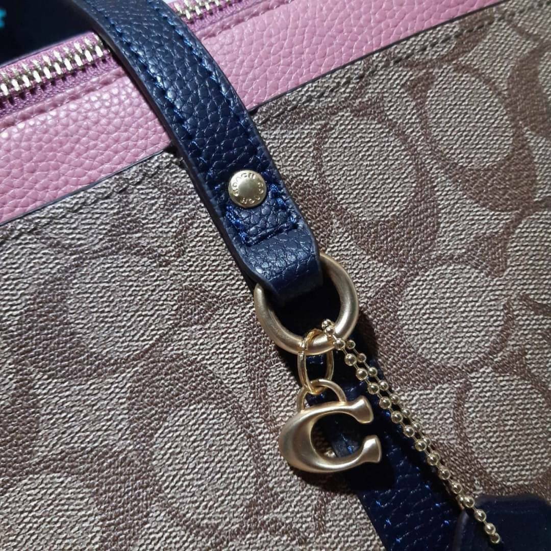 COACH 2319 MAY TOTE IN COLORBLOCK SIGNATURE CANVAS กระเป๋าโท้ท ดีไซน์ใหม่ล่าสุด!! 💕💕 เก๋ตรงปากกระเป๋า คล้ายกระเป๋าซ้อนในตัว สีตัดกับตัวกระเป๋าได้อย่างลงตัว ทรงสวย ใบใหญ่ใส่ของได้เยอะ เปิด-ปิดด้วยซิป รูดใช้งานง่าย ภายในโล่งกว้าง ด้านหลังมีช