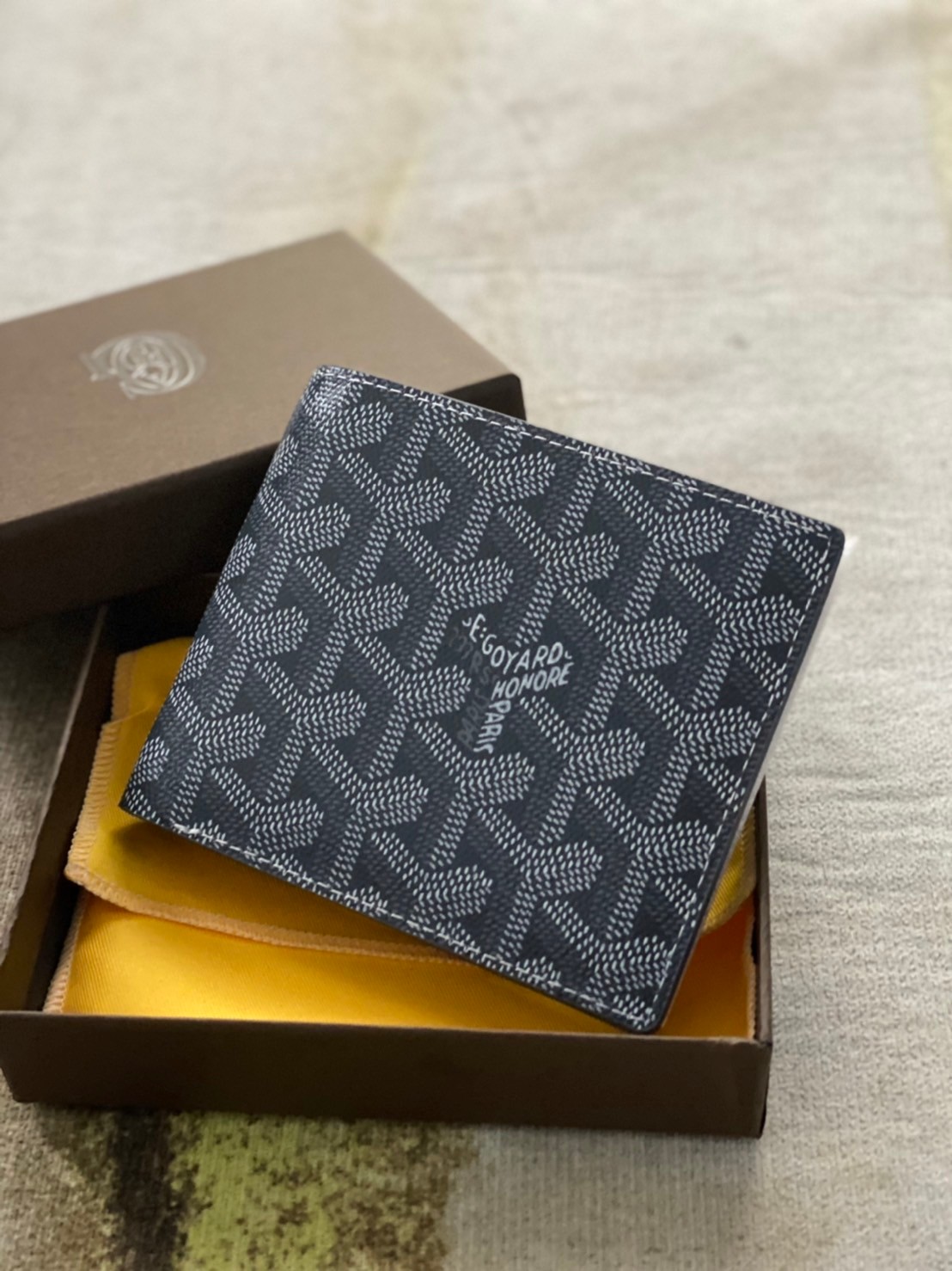 หนังแท้ GOYARD WALLET / GOYARD Victoire Bifold Wallet พร้อมส่งที่ไทย กระเป๋าสตางค์ผู้ชายใบสั้น พร้อมส่ง 6 สี พร้อมกล่องแบรนด์สวยหรูน่าใช้มากค่ะ อีกรุ่นที่ยอดขายไม่เคยตก 🤑🤑 ใบจริงดูผู้ดี ดูแพง!! ภายในมีช่องใส่บัตรได้เยอะ ใส่ธนบัตรได้ทุกใบ ห