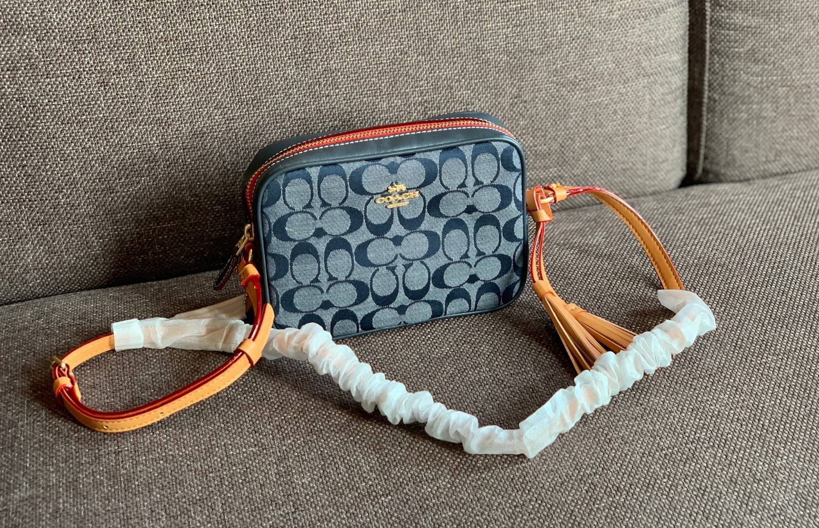 COACH MINI CAMERA IN SIGNATURE CHAMBRAY ((C8666)) 📣พร้อมส่งที่ไทย กับคอลเลคชั่นใหม่ล่าสุด ที่คุณต้องมี! กระเป๋าทรงกล่อง น้ำหนักเบา วัสดุผ้า Chambray ทอลายแบรนด์ตัดขอบหนังแท้ได้สวยงามค่ะ **ผ้าChambrayจะเหมาะกับหน้าร้อนนี้ได้ดีทีเดียวค่ะ**