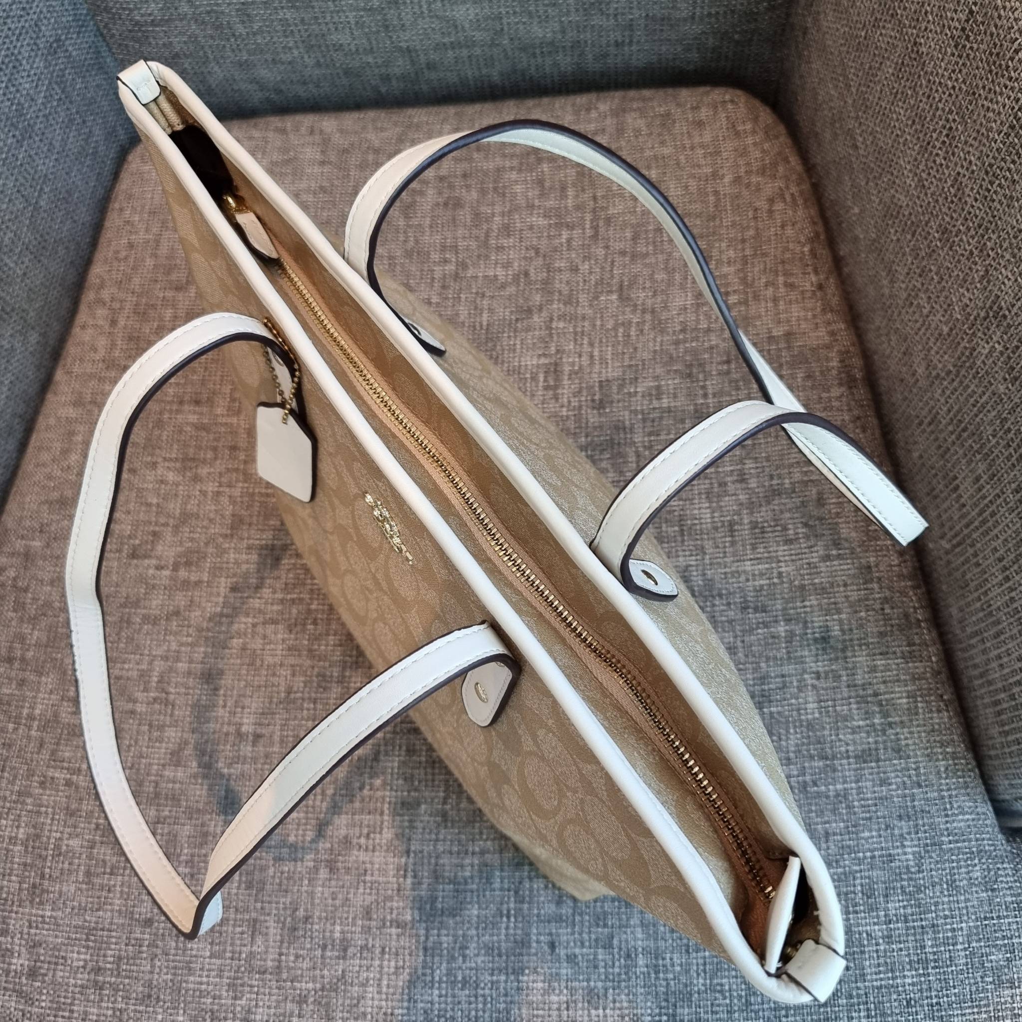 OUTLET 】COACH F58292 CITY ZIP TOTE IN SIGNATURE 16" รุ่นขายดี!! ไซส์ใหญ่ สีสวยมาให้แบบจัดเต็ม!! กระเป๋าถือทรงโท้ทใบใหญ่ สวยน่าใช้ทุกสี สะพายคล้องไหล่ได้เก๋ๆ จุของแน่นๆไปเลยจ้า!! วัสดุหนังแคนวาสคุณภาพ ปากกระเป๋าเปิด-ปิดด้วยซิป กันของหล่นได้ ถือไปไหนก็