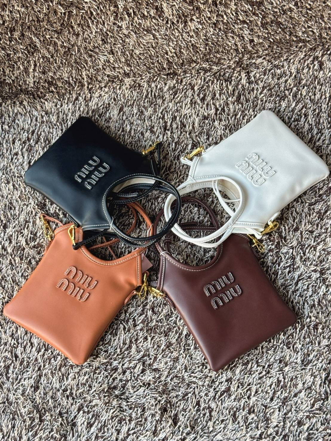 MIU MIU IVY leather handbag / Miu Miu ivy mini tote กระเป๋าสไตล์คลาสสิก มาในดีไซน์เรียบแต่โก้ ให้ลุคที่ดูเท่มั่นใจ สามารถถือและสะพายได้ จุดเด่น ที่โลโก้หนังตัวนูน ที่เสริมให้กระเป๋าดูแฟชั่นและทันสมัย