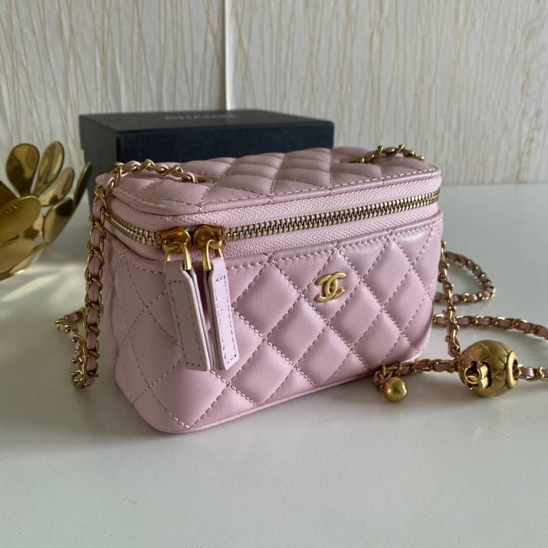 VIP GIFT 】หนังแกะแท้ CHANEL Box With Chain สายโซ่ทองหรูมาก หนังเรียบฟู ขึ้นเงา กระทบแสงยิ่งสวยค่าา โทนสีสวยสดใส เหมาะมากสำหรับสาวๆ ชิคๆ ต้องบอกเลยรุ่นนี้เหล่าเซเลบใช้กันเยอะมากๆ แค่อะไหล่ก็หรูไปเดินครึ่งแล้วค่าา😁 พร้อมส่งที่ไทยที่นี่ที่เดียว