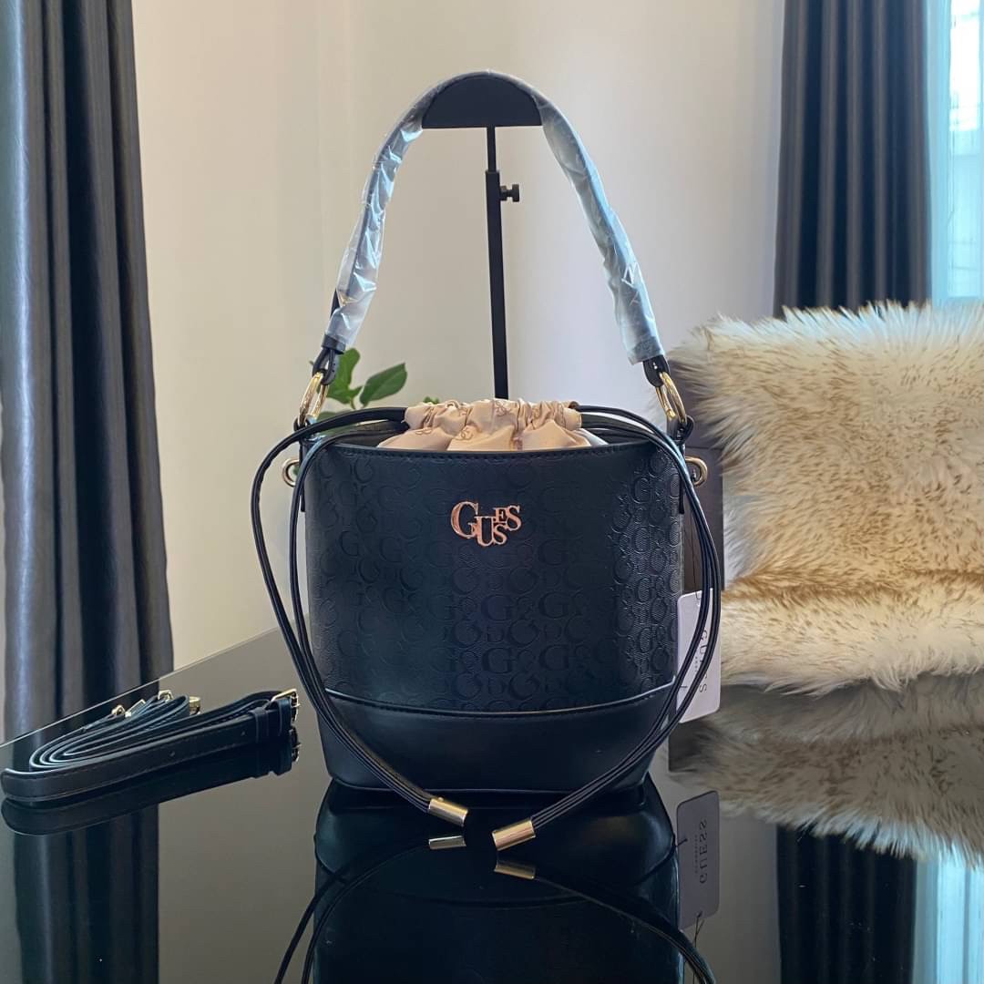 Guess Agata Bucket Handbag กระเป๋ารุ่นใหม่ล่าสุดทรงถังสุดน่ารัก พิมพ์ลายรอบใบ วัสดุ Saffiano PU คุณภาพดี นิ่ม น้ำหนักเบา ด้านหน้าประดับด้วยโลโก้แบรนด์สวยโดดเด่น เปิด-ปิดด้วยเชือกหนังใช้หูรูดปลายเชือกประดับอะไหล่ทองสะดวกใช้ ด้านในโล่งกว้างมีช่องเล็กสำหรับใ