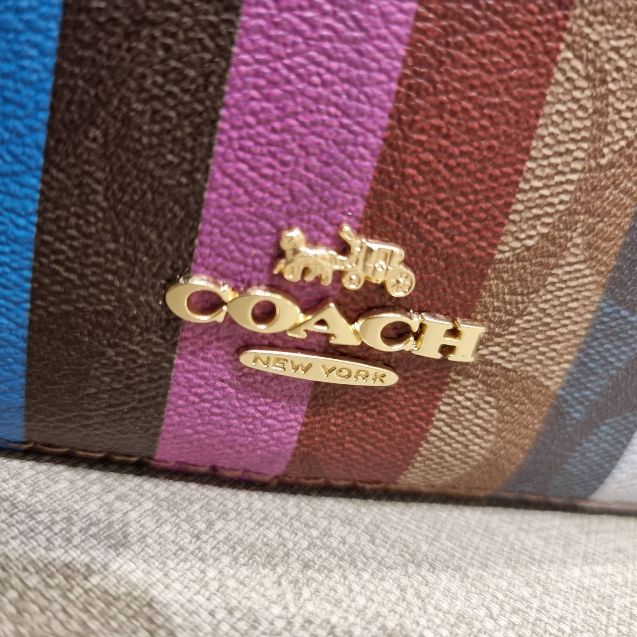 OUTLET 】COACH C5590 MINI SERENA CROSSBODY IN SIGNATURE CANVAS WITH STRIPE PRINT มาจ้าแม่ มาหนักๆอีกแล้ว กับคอลเลคชั่นที่ขายดี ขายหมด ไม่เคยพอจะขาย!! มินิเซเรนา ดีไซน์สดใส น่ารักน่าใช้ที่สุด วัสดุหนังแคนวาสเคลือบลาย เปิด-ปิดด้วยซิป สะดวกใช้ ภายในเป็นช่องโล
