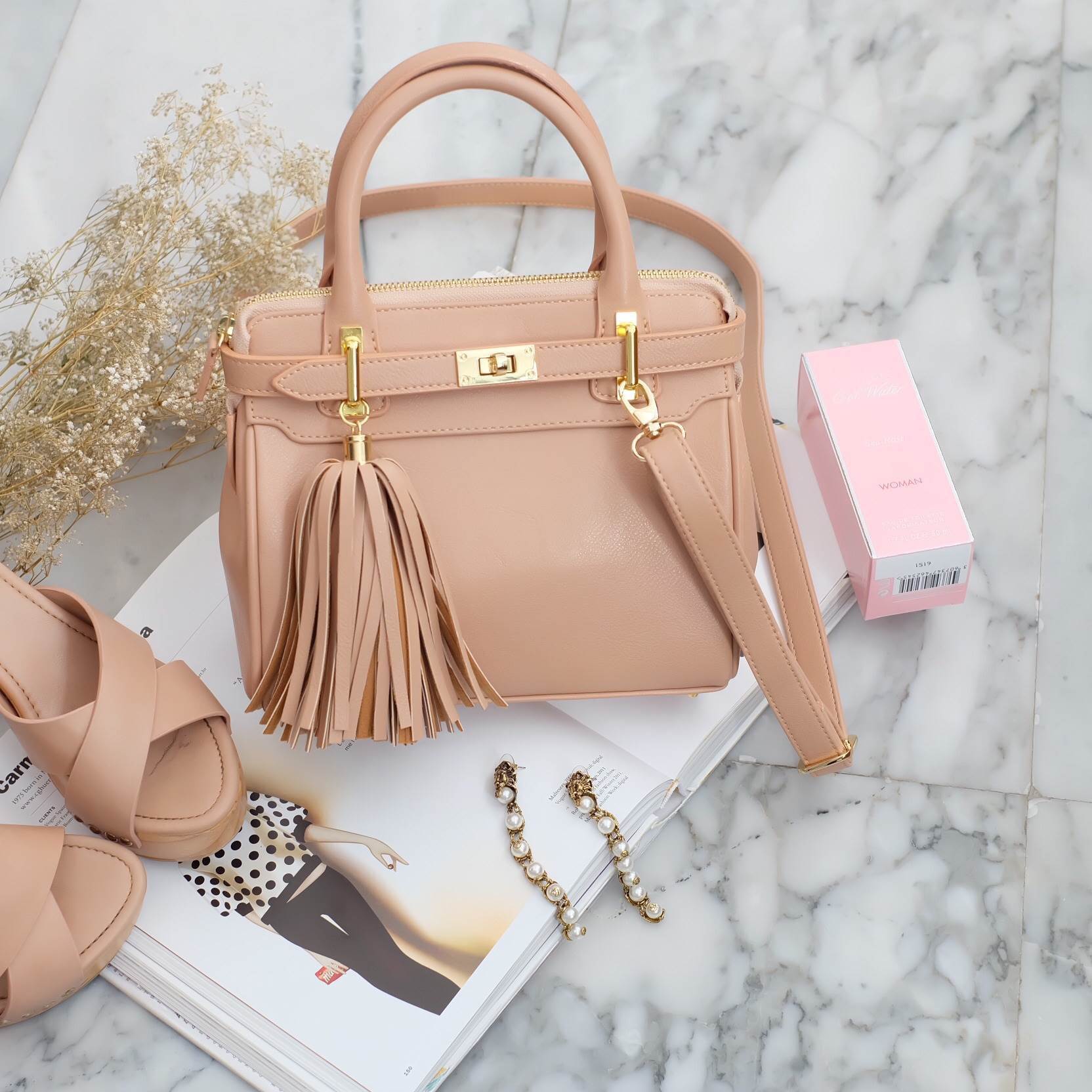 รุ่นใหม่ล่าสุด หนังแกะสวยมากคะ สี Nude Pink รุ่น KEEP sheep leather office hand bag with frink key สวย น่ารัก ขนาดตอบทุกโจทย์การใช้งาน เห็นแล้ว เลิฟเลยค่า ตัวกระเป๋าขนาดกำลังดี หนังแกะ สวยมาก ดูแลรักษาง่าย ประดับด้วยพู่ ฟรุ้งฟริ้งสุดๆ ทำให้กระเป๋าเก๋ ขึ้น
