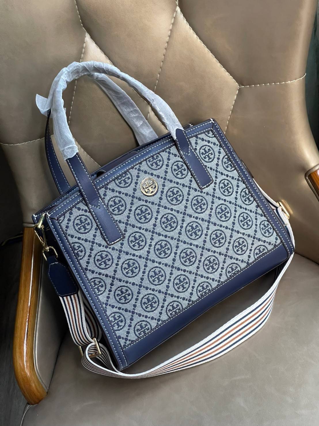 Tory burch T monograme Walker small sacthel คอลเลกชั่นนี้เป็นกระเป๋าที่ตอบโจทย์สาววัยทำงานอย่างมาก ใช้เป็น Everyday Bag สำหรับสาว ๆ เหมาะกับการใช้งานทุกช่วงเวลา ลวดลายของ T Monogram สุดคลาสสิก ตกแต่งขอบด้วยหนัง ยังจุของได้เยอะตอบโจทย์สาว ๆ ที่มีของใช้ส่วน