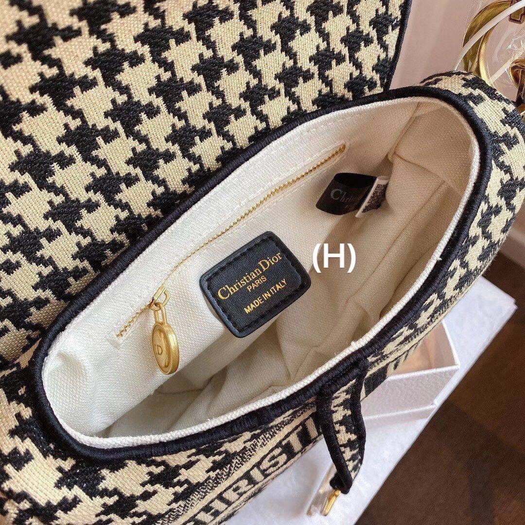 DIOR SADDLE BAG กระเป๋าสะพายดิออร์ รุ่นยอดนิยมตามแบบฉบับแบรนด์ ใช้งานได้ 2 แบบ สะพายยาว CROSSBODY และสายสั้นถือได้เก๋ๆ ลุคนี้คูลสุดๆ เลยค่าา ภาพถ่ายจากสินค้าจริง! สวยมาก พร้อมส่งที่ไทยราคาสุดคุ้ม สาวๆ ห้ามพลาดค่ะ!