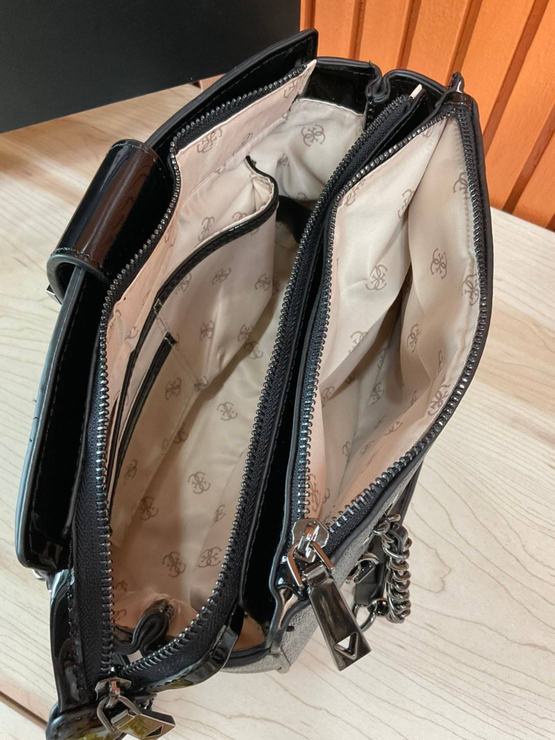 กระเป๋าสะพายไหล่ Guess Logo City Small Society Satchel กระเป๋าสะพายไหล่ ขนาดกำลังดี วัสดุ pu สวยอยู่ทรง มาพร้อมพวงกุญแจน่ารักๆ ถอดออกได้ ด้านหน้าประดับโลโก้แบรนด์ เปิดปิดด้วยซิป มี 2 ช่องหลักใช้งาน ภายในช่องซิปหน้าแยกเป็นสัดส่วนการใช้งาน ซิปช่อง 2 โล่งกว้