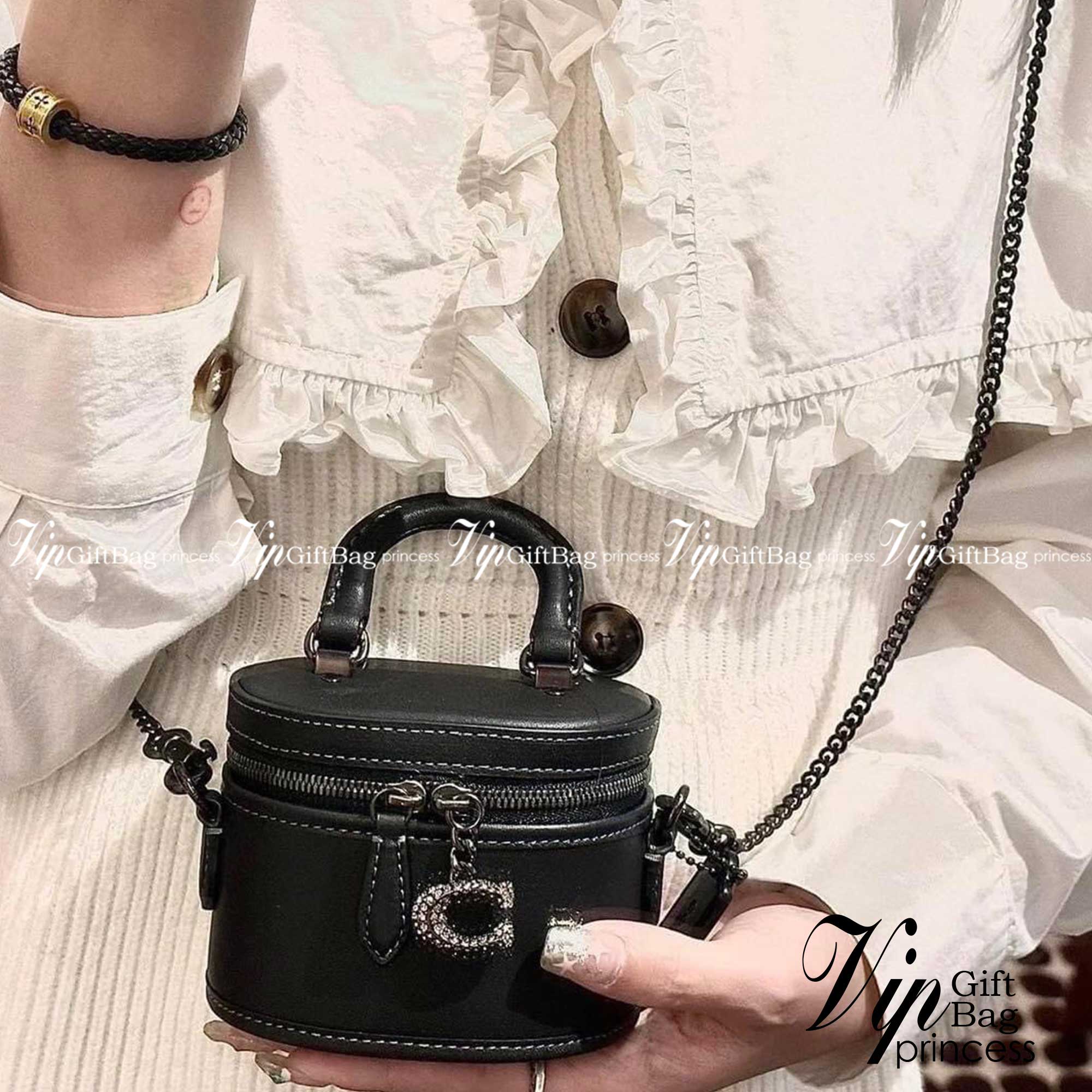 COACH TRAIL CROSSBODY 12 IN SIGNATURE CANVAS CE768 // CE769 มอบเป็นของขวัญปีนี้ รุ่นนี้ต้องเข้าแล้วล่ะคะ พร้อมส่งที่ไทยจำนวนจำกัด! ได้ล๊อตเปิดตัวราคาดีสุดมาค่ะ🎁มอบทันใช้ในช่วงเทศกาลปีใหม่นี้กันค่าา สวยไร้ที่ติ ✔️กระเป๋าใส่ของจำเป็นจุกจิก หน