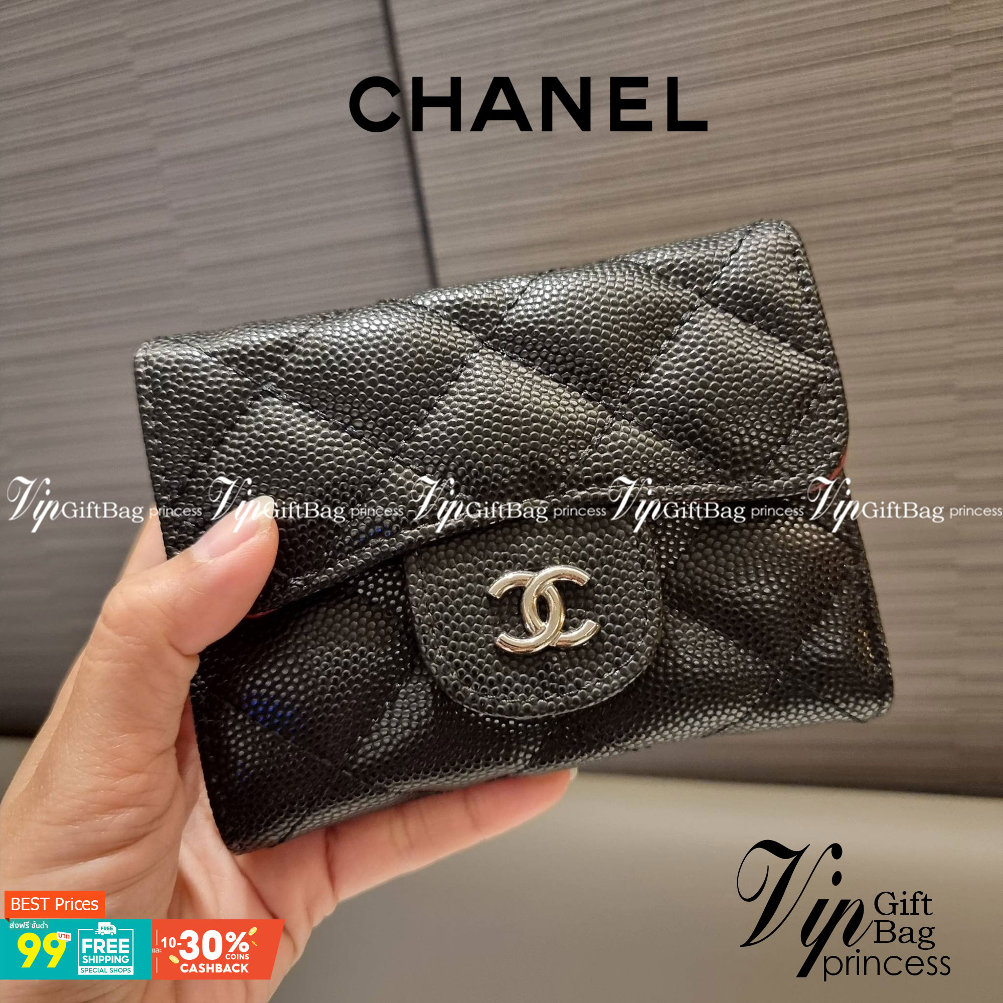 VIP 】มาแล้วจ้า!! รุ่นแนะนำ!! ฮิตติดใจสาวๆ!! กระเป๋าสตางค์ใบสั้นรุ่นฝาพับ จาก Chanel premium for gift เรียบหรู ดูไฮน์ วัสดุหนังสังเคราะห์ลายคาร์เวีย ด้านในเป็นหนังซาฟเฟียโน่ เปิด-ปิดด้วยกระดุมแม่เหล็ก ภายในกระเป๋ามีช่องใส่บัตร ใส่ธนบัตรได้ ดีไซน์เรียบหรูตา