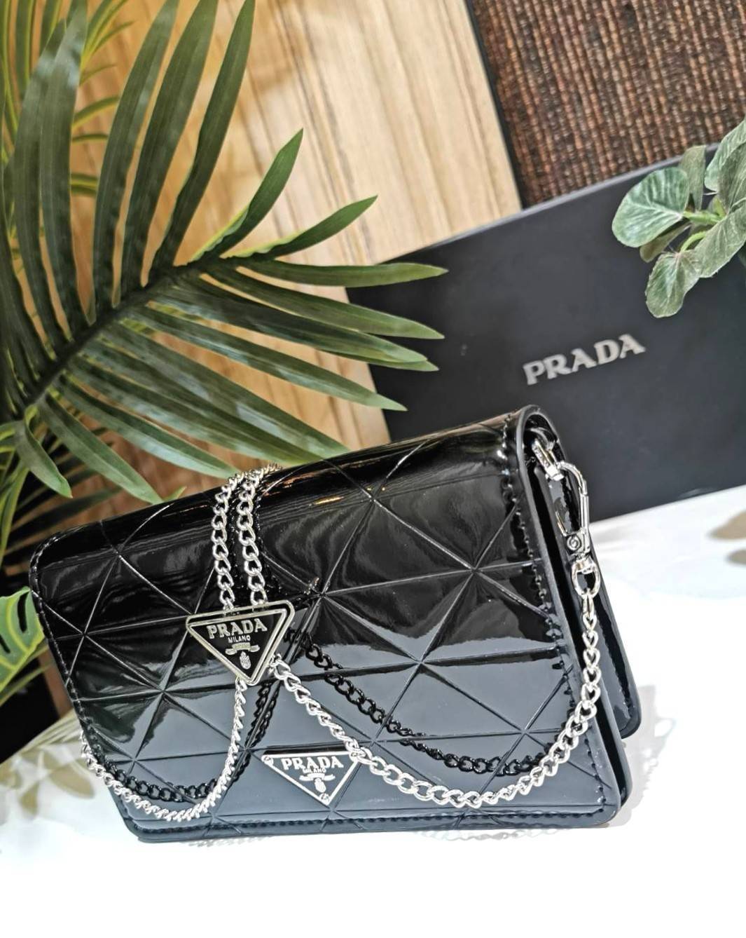 PRADA CLUTCH BAG WITH CARD HOLDER VIPGIFT WITH PURCHASE พรีเมี่ยมกิ้ฟรุ่น Limited จาก DUTYFREE สวยหรูดูดีสุดคุ้มมากๆได้ทั้งกระเป๋าสะพายทรงคลัชพร้อมสายโซ่แบรนด์ + กระเป๋า Card Holder ใส่นามบัตรครบชุดไอเท็มใหม่ล่าสุดน่าใช้น่าสะสม สินค้ามาพร้อมกล่องแบรนด์ Du
