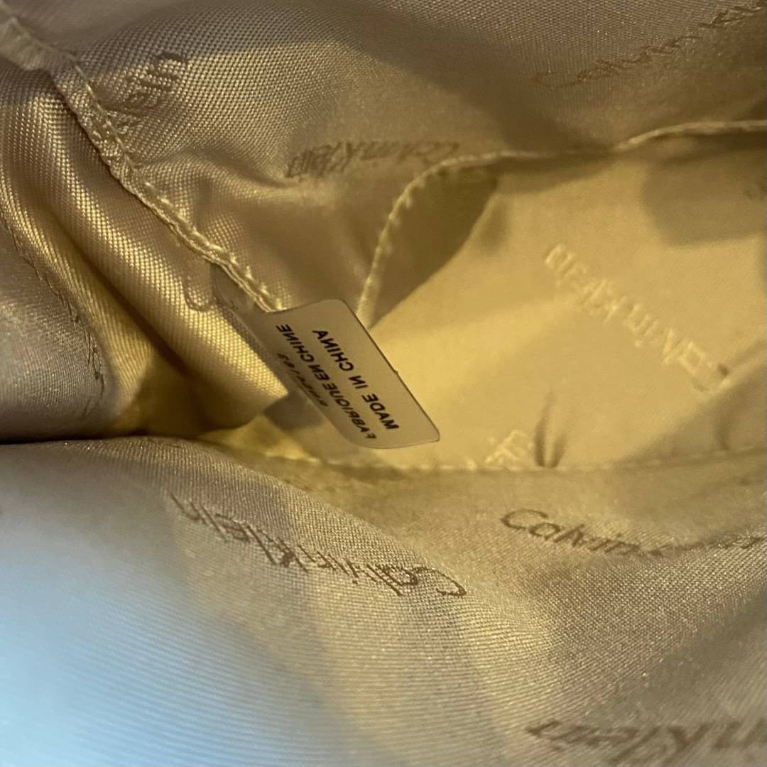 CALVIN KLEIN JEANS crossbody bag กระเป๋าถือหรือสะพาย ลายซิกเนเจอร์แบรนด์ทั้งใบ เปิด-ปิดกระเป๋าด้วยกระดุมแม่เหล็ก ด้านในแบ่งเป็น 2 ช่องหลัก และมีช่องเล็กใส่ของจุกจิก ซับในลายแบรนด์อย่างดี มาพร้อมสายสะพายยาวปรับระดับได้ฟรีไซต์ สามารถใช้ได้หลากหลายโอกาสค่ะ