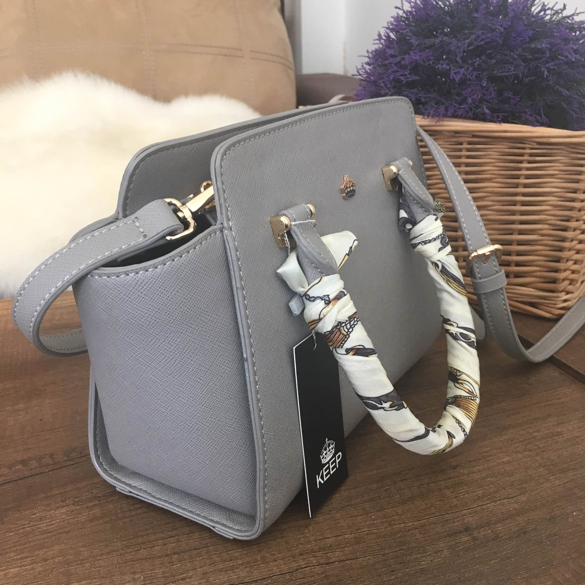 รุ่นใหม่ล่าสุด หนัง saffiano สวยมากๆค่า รุ่น KEEP Infinite office bag สวย น่ารัก ขนาดตอบทุกโจทย์การใช้งาน เห็นแล้ว หลงรักเลยคะ 🌲ตัวกระเป๋าขนาดกำลังดีหนังsaffiano ลายสวยที่สำคัญ ดูแลรักษาง่าย ประดับด้วยผ้าพันหูกระเป๋ารุ่นพิเศษ ทำให้กระเป๋าเก๋ ขึ้น 