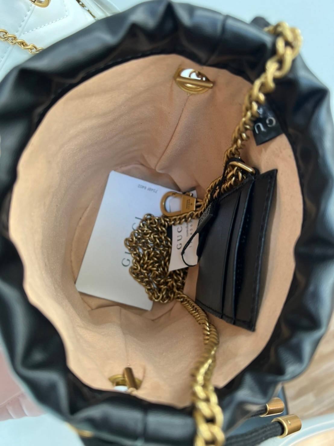 VIP 】Gucci GG Marmont mini bucket bag กระเป๋าสะพายข้าง Premiumgift วัสดุหนังแท้ ด้านในโล่ง มีช่องใส่บัตร3ช่อง ใส่กระเป๋าตังค์ ใส่โทรศัพท์ Iphone+ ได้ สายโซ่ยาว Crossbody ได้ ถอดสายได้ น้ำหนักเบา มาพร้อมถุงผ้าแบรนด์ ใบนี้คือที่สุด คุณหนูมากมาย ไม่ควรพลาดเล