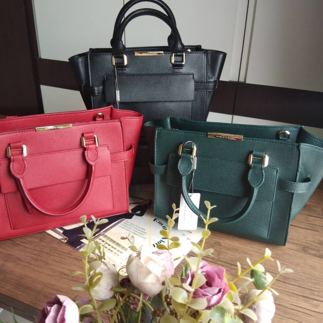 Charles&Keith กระเป๋าถือ ทรงเก๋ ตั้งอยู่ทรงสวย มาพร้อมสายยาวสะพายข้าง เปิด/ปิดกระเป๋าด้วยซิปด้านหน้า ปั้มโลโก้แบรนด์ ภายในมีช่องซิปเล็กและช่องเล็กใส่ของจุกจิก ฐานกระเป๋ามีหมุดรอง ด้านหน้ามีช่องซิปใส่ของ ด้านหลังมีช่องซิปอีก 1 ช่อง รุ่นนี้ใบจริงสวยหรู เหมา