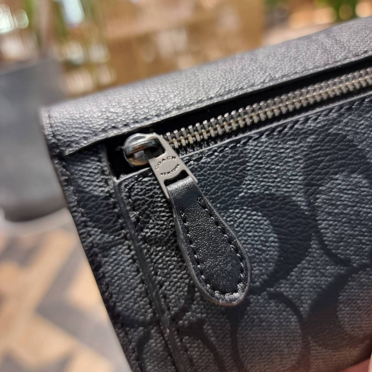 COACH F30205 FLAP PHONE WRISLET IN SIGNATURE CANVAS กระเป๋าสตางค์ 2IN1 มาอีกแล้วจ้า ความคลาสสิคที่จับต้องได้ ใช้งานได้สะดวกกว่าเดิม วัสดุหนังแคนวาสเคลือบลาย ภายในใส่ธนบัตร ใส่บัตรได้เยอะ มีช่องซิปแยก ใส่โทรศัพท์ได้ มาพร้อมสายคล้องมือ ใส่แขนไว้กันหล่นหาย ห