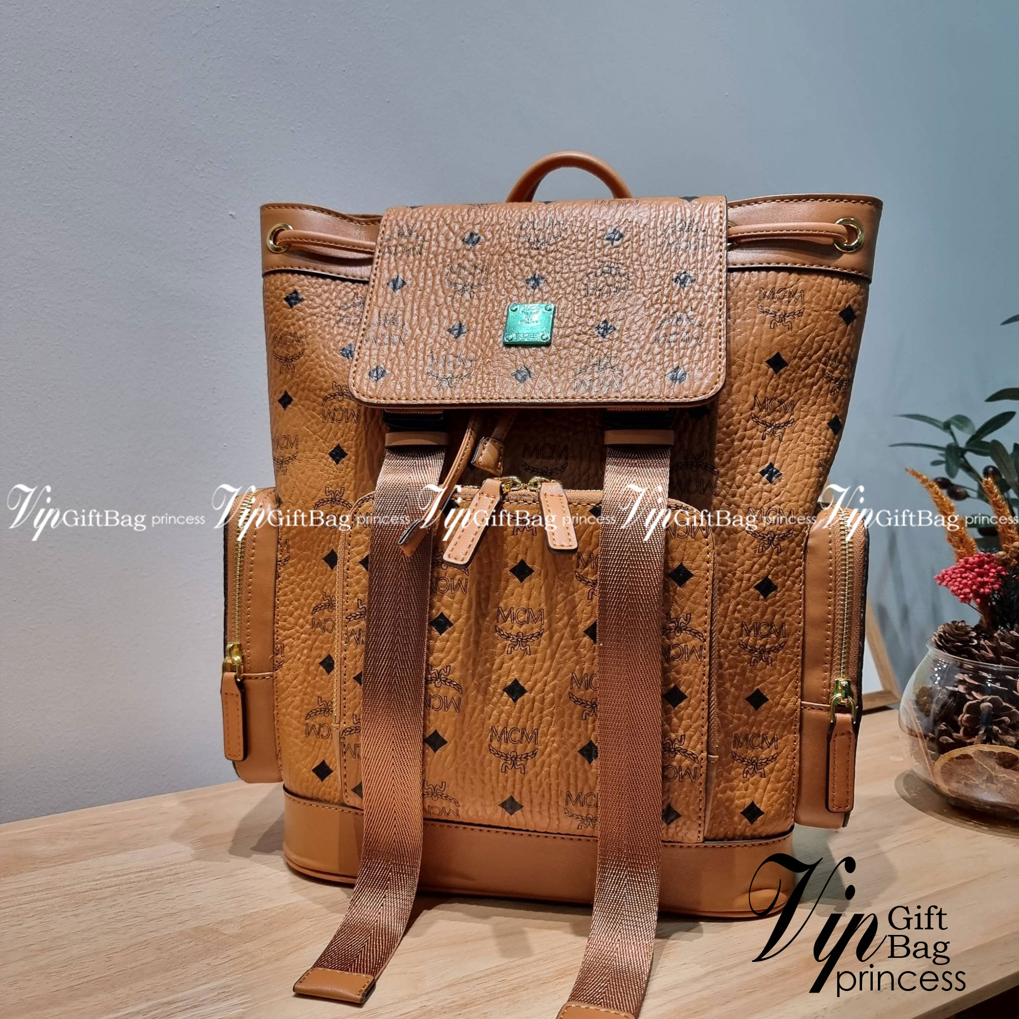 M.C.M SMALL BRANDENBURG BACKPACK IN VISETOS อีกหนึ่งไอเท็ม เอาใจสายเที่ยวแบบจัดหนัก ไม่รู้จะมีใบไหนคุ้มได้มากกว่านี้อีกแล้ว กระเป๋าเป้ใบใหญ่กำลังดี ดีไซน์ไม่ซ้ำใคร ฟังก์ชั่นการใช้งานตอบโจทย์หลายๆคนแน่นอน