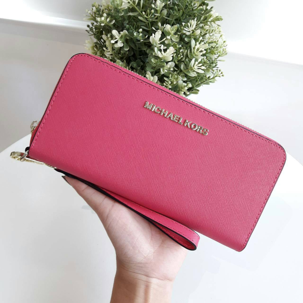 Michael kors saffiano long wallet กระเป๋าสตางค์ใบยาวแบบซิปรอบ วัสดุหนังลาย Saffiano สวยหรูมากๆ ด้านหน้าประดับ logo brand ซิปปั๊มแบรนด์ ภายในช่องใส่บัตร, ธนบัตร และช่องใส่เหรียญ ใส่ iPhone+ ได้ค่ะ มาพร้อมสายคล้องข้อมืออีก 1 เส้น ใบนี้คุ้มเกินราคา รับประกัน