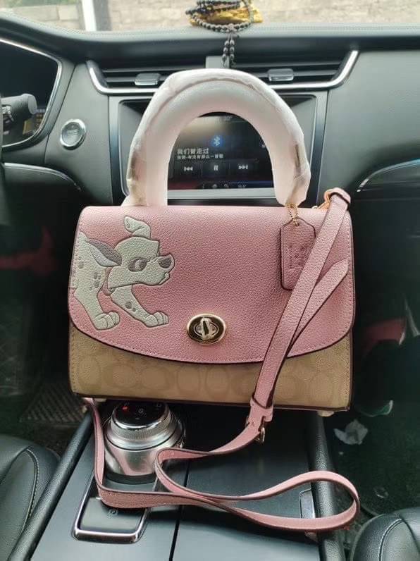 Coach Disney X Tilly Top Handle In Signature with Dalmatian Blossom/Light Khaki Multi Coated Canvas Satchel กระเป๋าถือและสะพายข้างรุ่นลิมิเตด คอลเลคชั่น Disney น่ารักมากค่ะ ใส่กระเป๋าสตางค์ใบยาวได้
