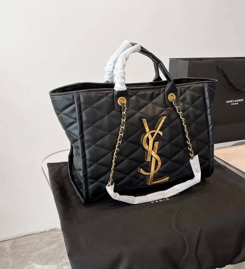 SAINT LAURENT ICARE MAXI SHOPPING BAG IN QUILTED LAMBSKIN / YSL ICARE MAXI SHOPPING BAG กระเป๋าทรงช็อปปิ้งใบใหญ่ มาพร้อมใบลูก พร้อมส่ง ใหม่ล่าสุด หนังนุ่มบุลายนวม โดดเด่นด้วยโลโก้แบรนด์และสายสะพายไหล่ใช้โซ่ทองอย่างดี สวยและหรูมากๆ ภายในกระเป๋ากว้างใส่สัมภ