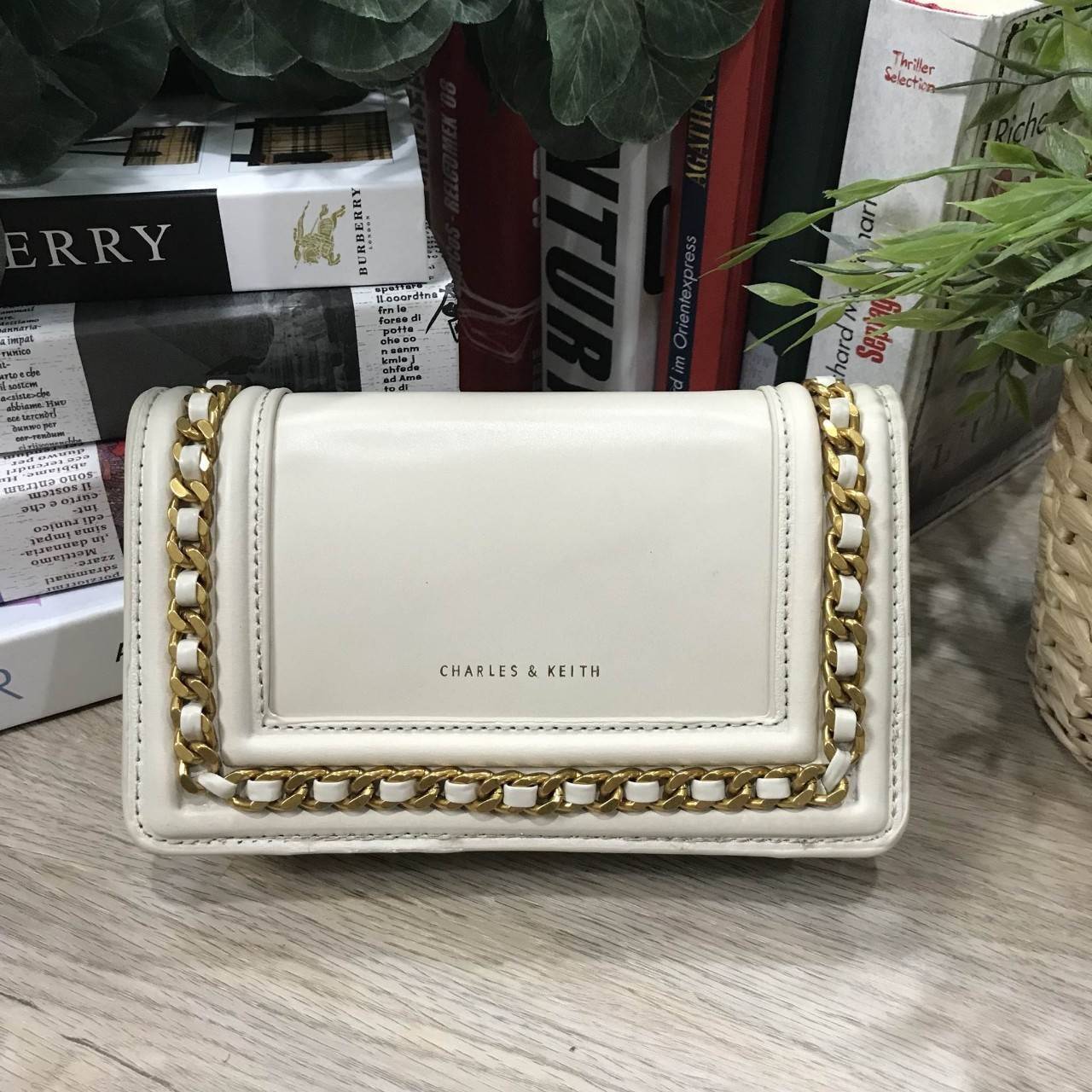 NEW ARRIVAL! CHARLES & KEITH CHAIN DETAIL CROSSBODY BAG กระเป๋าสะพายทรงสี่เหลี่ยมรุ่นชนช็อปขนาดกำลังดีวัสดุหนังนิ่มเรียบประดับด้วยโซ่ด้านหน้าดูมีดีเทล เปิดปิดด้วยกระดุมแม่เหล็ก ภายในมีช่องใส่บัตรและช่องซิป มาพร้อมสายโซ่ต่อหนังถอดถือเป็นคลัชได้ ภาพถ่ายสินค