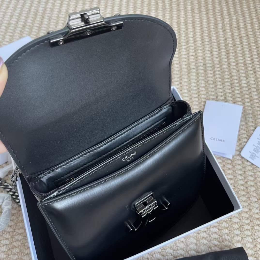 CELINE TEEN BESACE TRIOMPHE IN SHINY กระเป๋าสะพายคาดลำตัวรุ่นนี้นับว่าเป็นกระเป๋าอีกหนึ่งรุ่นในซีรีส์ Triomphe ที่ได้รับความนิยมอย่างมาก ด้วยรูปร่างทรงโค้งมนมีความคลาสสิกตามแบบฉบับแบรนด์