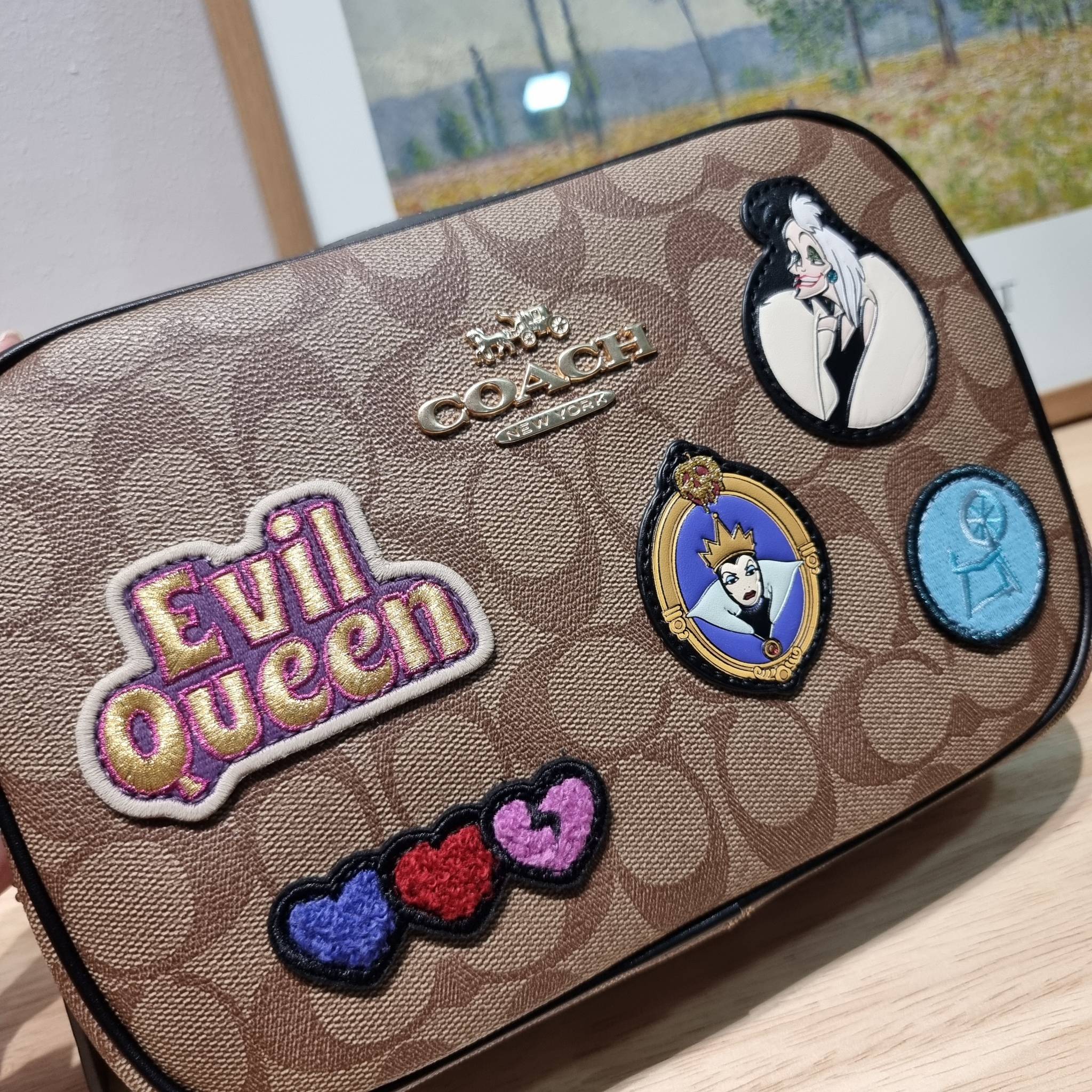 Coach Disney X Coach Jamie Camera Bag In Signature Canvas With Patches CC151 คอลใหม่ เอาใจสายยัยตัวร้าย ดีไซน์รวมเหล่าตัวแสบจากดิสนีย์ กับกระเป๋าสะพายข้าง สวยอยู่ทรง โดดเด่นด้วยลวดลายบนผืนหนัง วัสดุหนังแคนวาสตัดสลับหนังแท้ เปิด-ปิดด้วยซิป ใช้งานง่าย ดูผู้