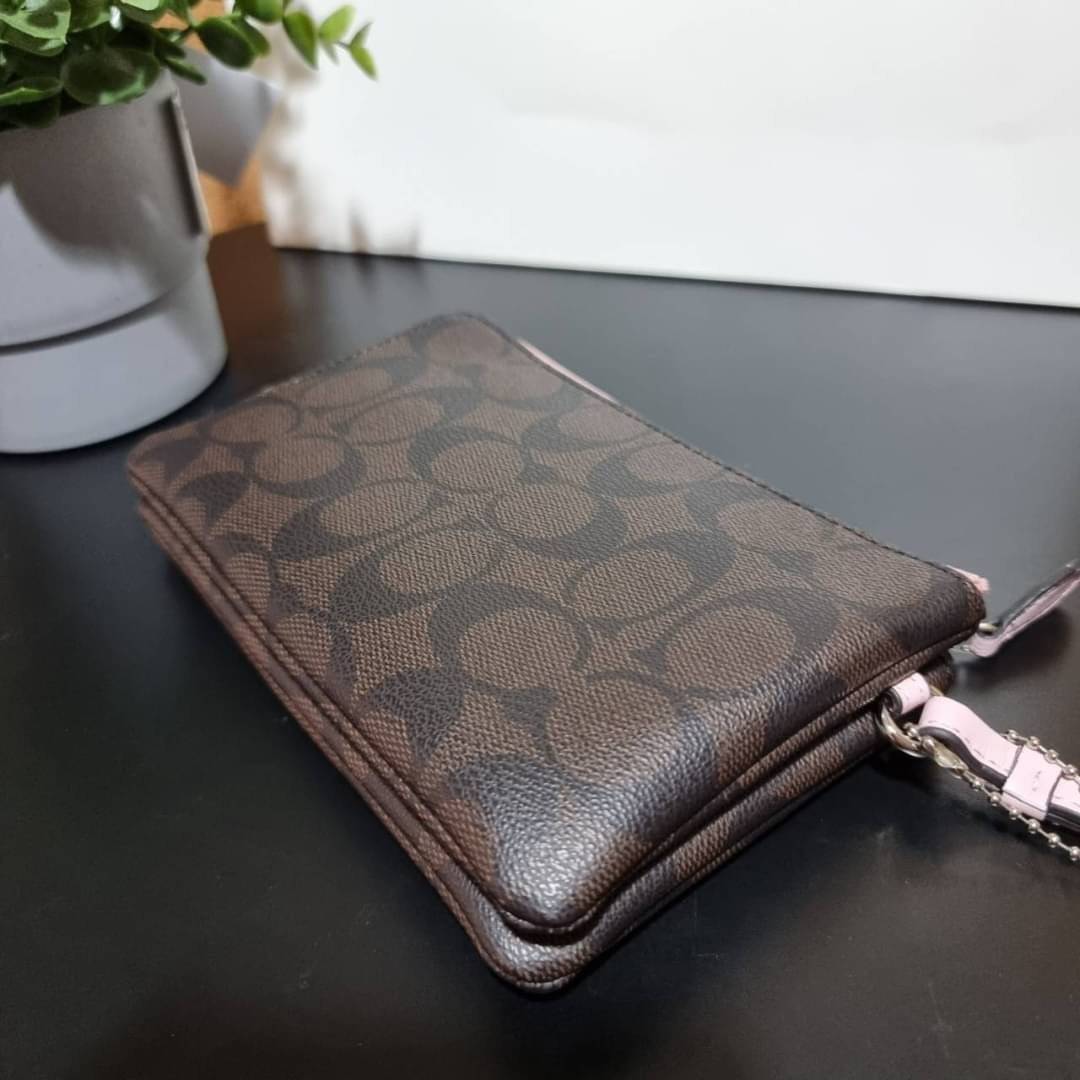 COACH F87591 DOUBLE CORNER ZIP WALLET IN SIGNATURE COATED CANVAS คล้องมือรุ่น 2 ซิป!! มาแล้วจ้า 🌟🤗 ไซส์นี้คือเหมาะมือจริงๆ พกง่ายเช่นเคย ไม่ต้องกังวลว่าจะเกะกะหรือกินพื้นที่กระเป๋าหลัก วัสดุหนังแคนวาสเคลือบลาย มีช่องหลักแยก 2 ช่อง ภายในบุผ