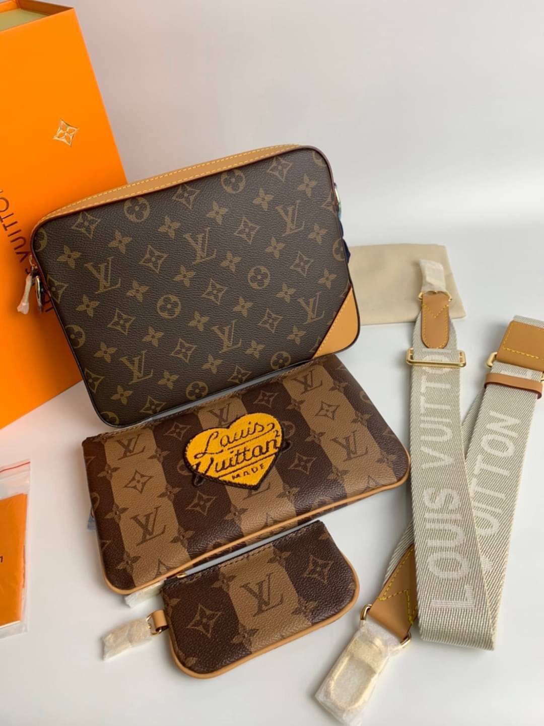 LV Trio messenger เกรดใช้งานสลับใบจริงได้ เทพออริจินอล เนื้องานสวยงาม หนังแท้ ใช้ได้ทั้งชายหญิง ภาพสินค้าถ่ายจากงานขายจริงใช้งานต่างประเทศได้