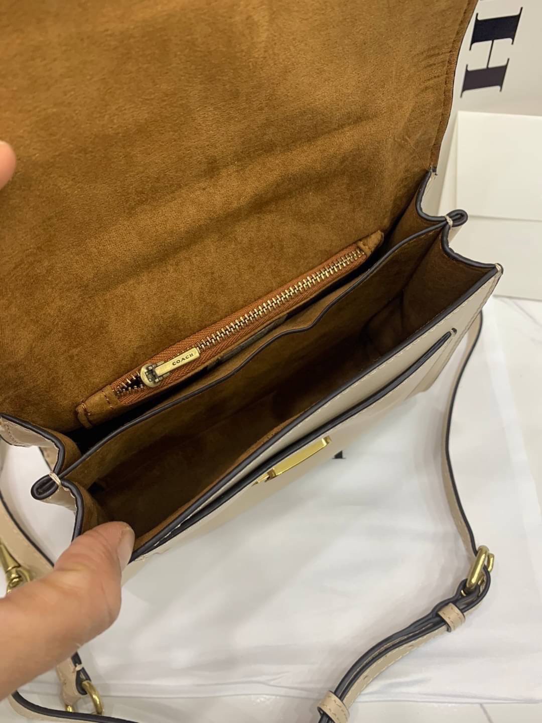 COACH TABBY TOP HANDLE 20 พร้อมส่งที่ไทยค่ะ! กระเป๋าหิ้ว//สะพายข้างได้ หนังแท้อย่างดี กหนึ่งใบทำหนังสองลายได้อย่างสวยงาม พร้อมโลโก้รุ่นใหม่ล่าสุดดูดีมากๆค่ะ เปิดปิดกระเป๋าแบบกดล็อค ภายในมีช่องหลักสองช่อง ใส่มือถือได้ทุกรุ่น;กระเป๋าเงินใบกลางได้;ของจำเป็นจ