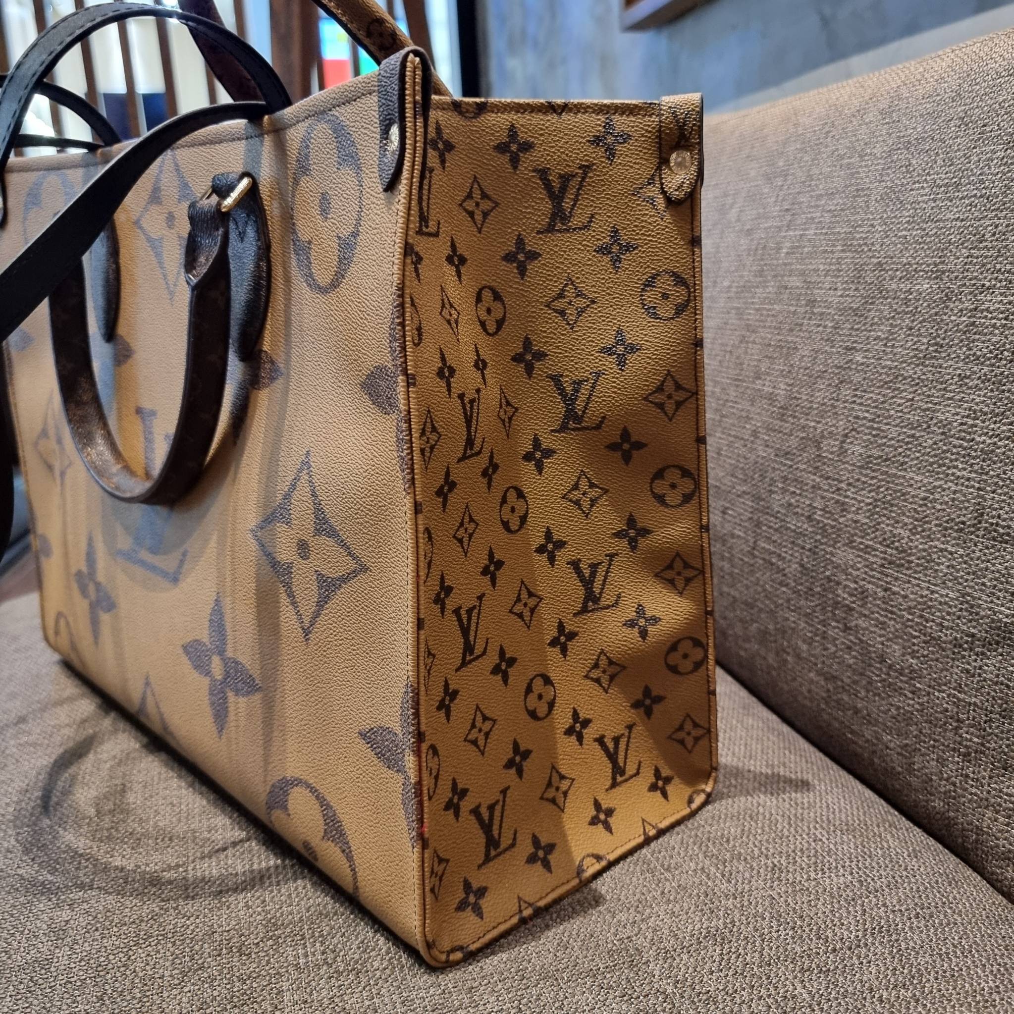 LV crossbody tote bag 10" 16" สเปเชี่ยล gift box set ในราคาที่แสนดี น่าคบหา!! สุดคุ้มและสวยที่สุดยันกล่อง!! ได้ไปยังไงต้องร้องว้าว!! กระเป๋าทรงโท้ทที่สาวๆตามหา ดีไซน์คลาสสิค ผู้ดี หรูหรา โทนสีใช้งานง่าย ได้ทุกลุค ทุกสไตล์ วัสดุหนังแคนวาสคุณภาพ ม