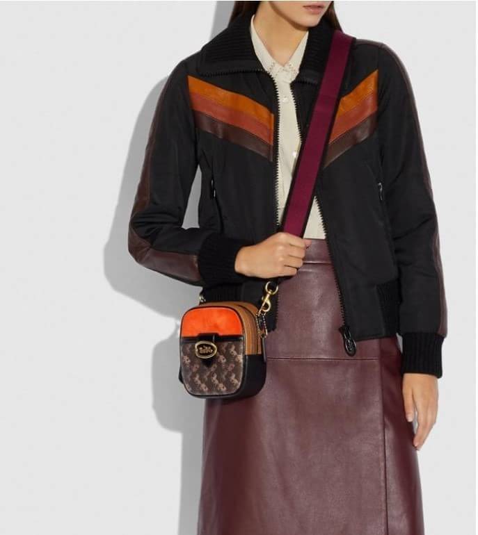 COACH KAT CAMERA BAG WITH HORSE AND CARRIAGE PRINT กระเป๋าสะพายข้าง crossbody, size mini กำลังน่ารัก วัสดุหนังแท้ + หนังกลับ สวยหรู classic ลงตัว ด้านหน้า ประดับ logo brand มีช่องเล็ก ช่องหลักเปิดปิดด้วยซิป ใส่ wallet สั้น มือถือ size ปกติ และของใช้จุกจิก