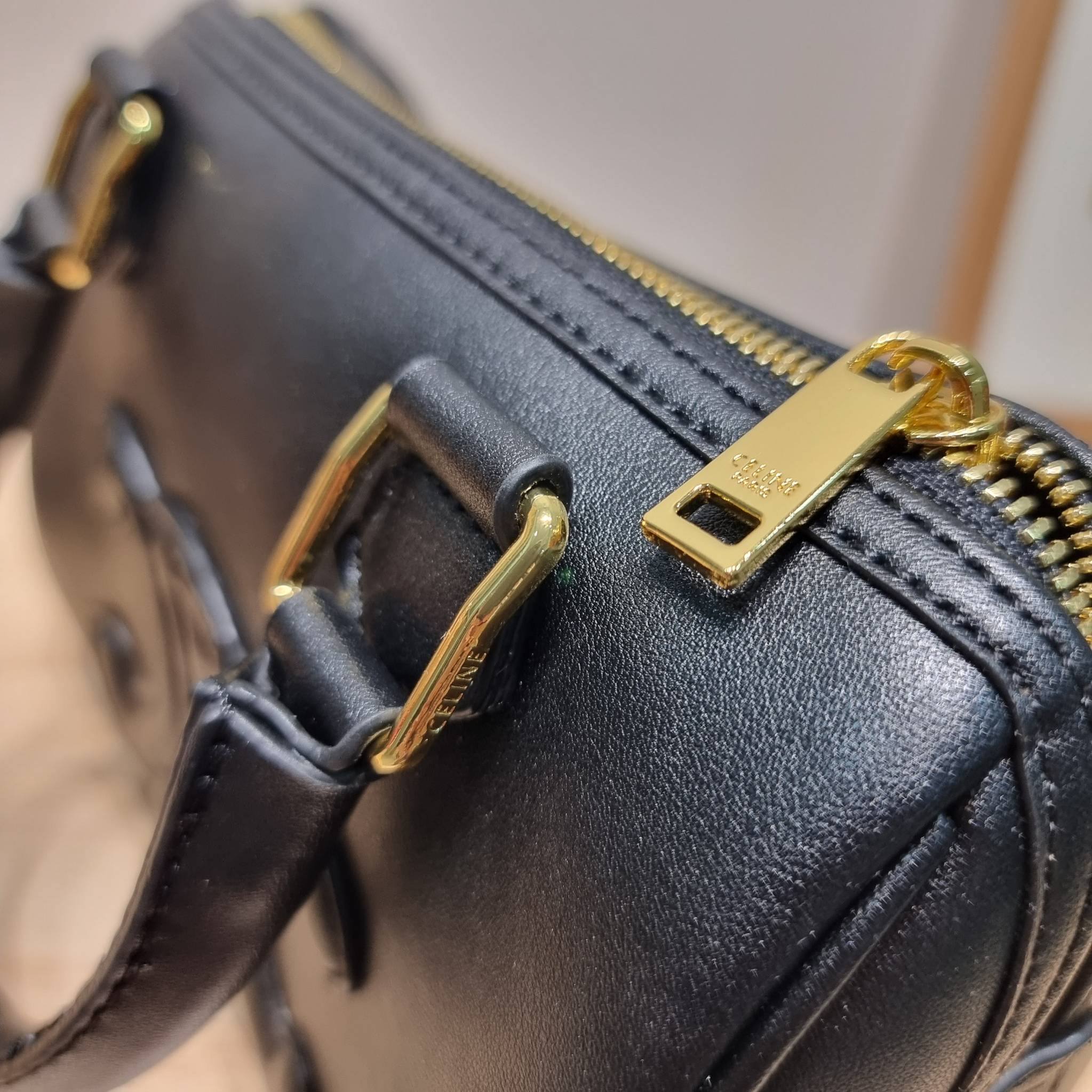 CELINE SMALL BOSTON CUIR TRIOMPHE IN SMOOTH LEATHER ฮิตมากกับสุดยอดความคลาสสิค ในรูปทรงสวย กับกระเป๋าสะพายทรงหมอน กะทัดรัด ขนาดกำลังดี ใช้งานสะดวก วัสดุหนังผิวเรียบ สวยคม