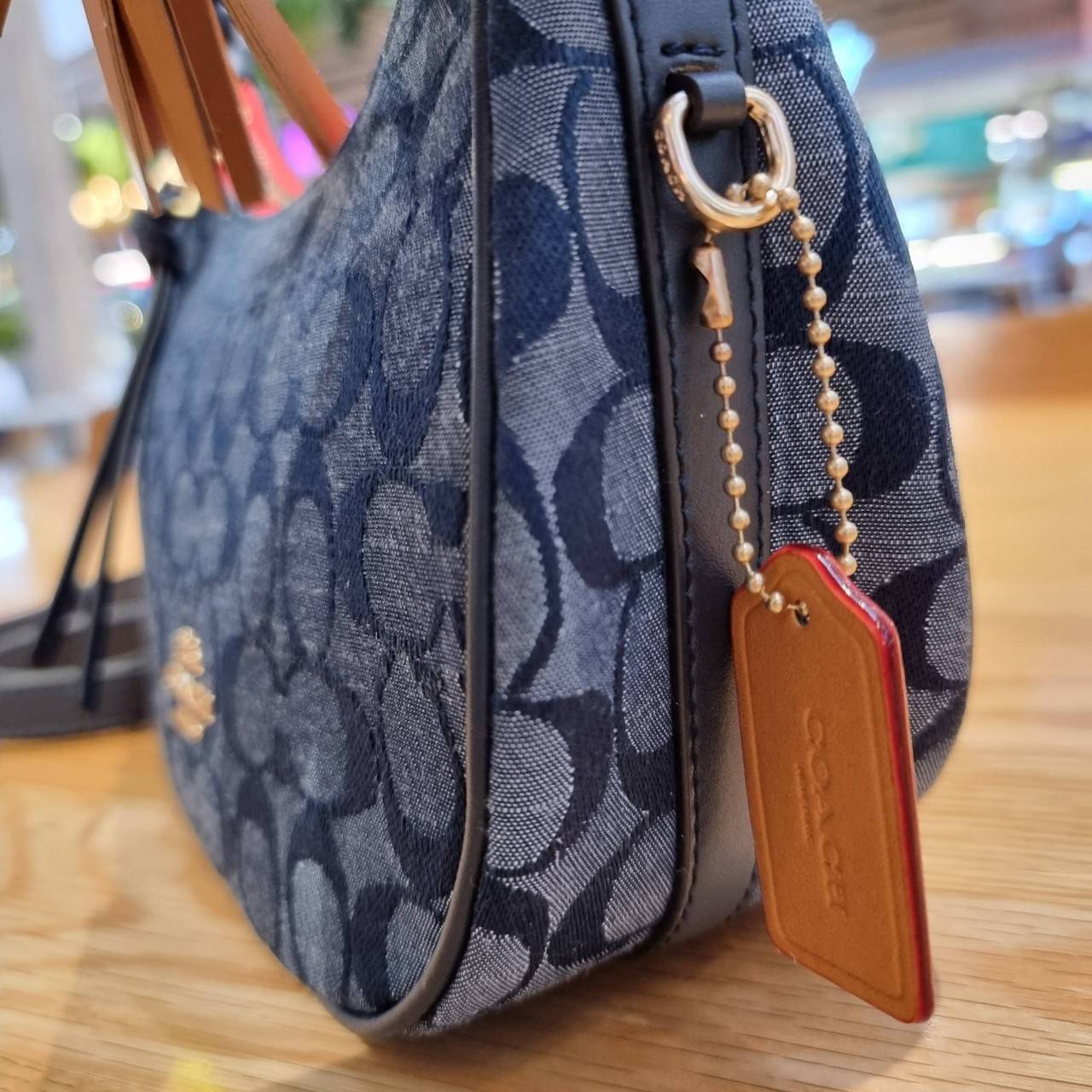 COACH C8163 KLEO HOBO IN SIGNATURE CHAMBRAY ใหม่ล่าสุด คอลเลคชั่นสุดคิ้วท์ ที่สาวๆต้องหลงรัก กระเป๋าสะพายทรงโฮโบ ที่ดีไซน์มาให้ปรับใช้งานได้หลากหลาย วัสดุผ้าแชมเบรย์ คมสวย รูดเปิด-ปิดด้วยซิป ภายในเป็นช่องโล่ง สายคล้องสามารถถอดออกใส่สายยาวสะพายข้างได้ หรือ