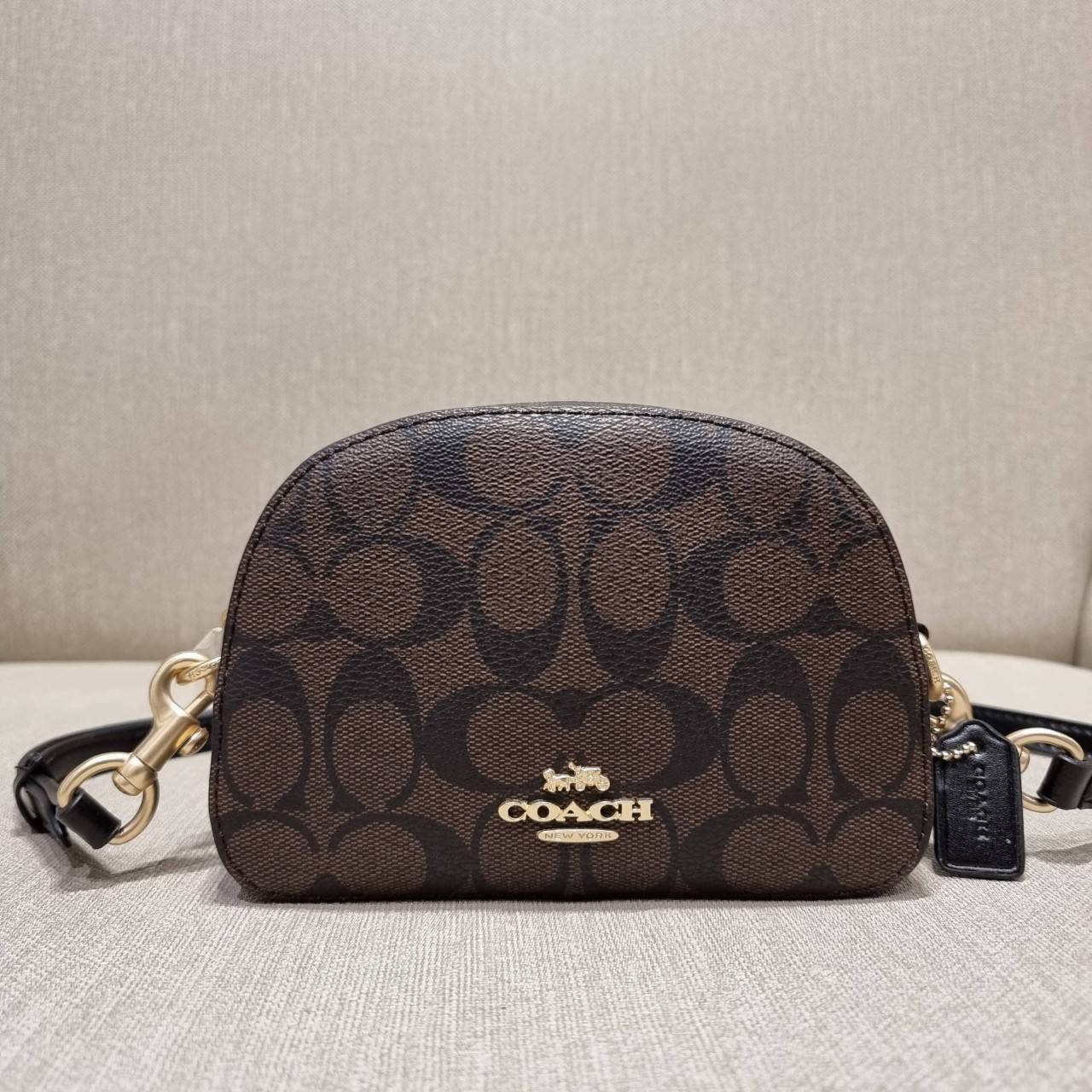 COACH 2628 MINI SERENA CROSSBODY IN SIGNATURE CANVAS ใหม่ที่สุด!! พร้อมส่งทุกสีเด็ด!! ย่อส่วนกระเป๋าสะพายคอลเลคชั่นยอดฮิต มินิเซเรนา ที่รับรองว่าน้องน่ารักม้ากกก!! ขนาดเล็กกุ๊งกิ๊ง แต่ดีเทลยิ่งใหญ่ วัสดุหนังแคนวาสเคลือบลาย เปิด-ปิดด้วยซิป สะดวกใช้ ภายในเป