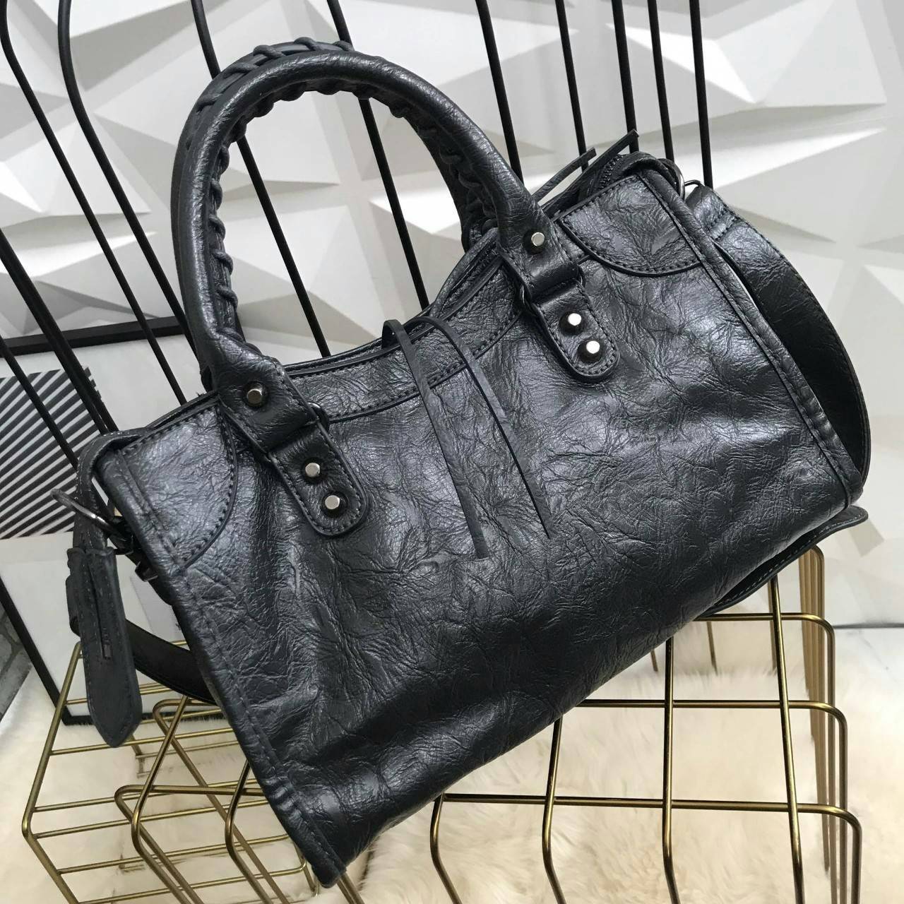 Massimo Dutti Classy Crossbody Bag กระเป๋าทรงสุด ฮิตจาก Massimo Dutti ขนาด mini จะถือ, สะพายสะพายไหล่ หรือสะพาย crossbody ได้หมดค่ะ หนังเงาสวยนิ่มมือรับประกันเลย ภายในแบ่งช่องเป็นสัดส่วน น้ำหนักเบา จุของได้คุ้ม มาพร้อมกับสายยาวให้ ใบนี้ใช้ได้ ทุกโอกาสจริง