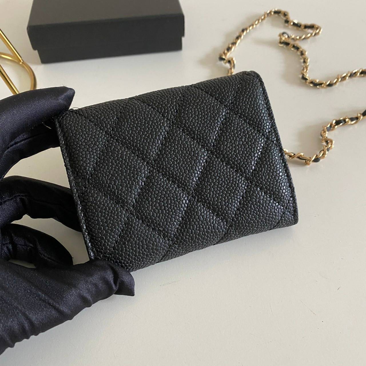 หนังแท้ Chanel wallet on chain / CHANEL BLACK CAVIAR BAG พร้อมส่งที่ไทย รุ่นยอดนิยมไอเท็มฮิตวัสดุหนังแท้คาเวียร์สวยคลาสสิคเปิดปิดด้วยฝาปิดกระดุมด้านหน้ามีโลโก้แบรนด์อะไหล่ทองสวยหรูดูดีมาพร้อมสายโซ่อะไหล่เงินและทองร้อยหนังจะสะพายไหล่ หรือ Crossbody ก็ดูดี 