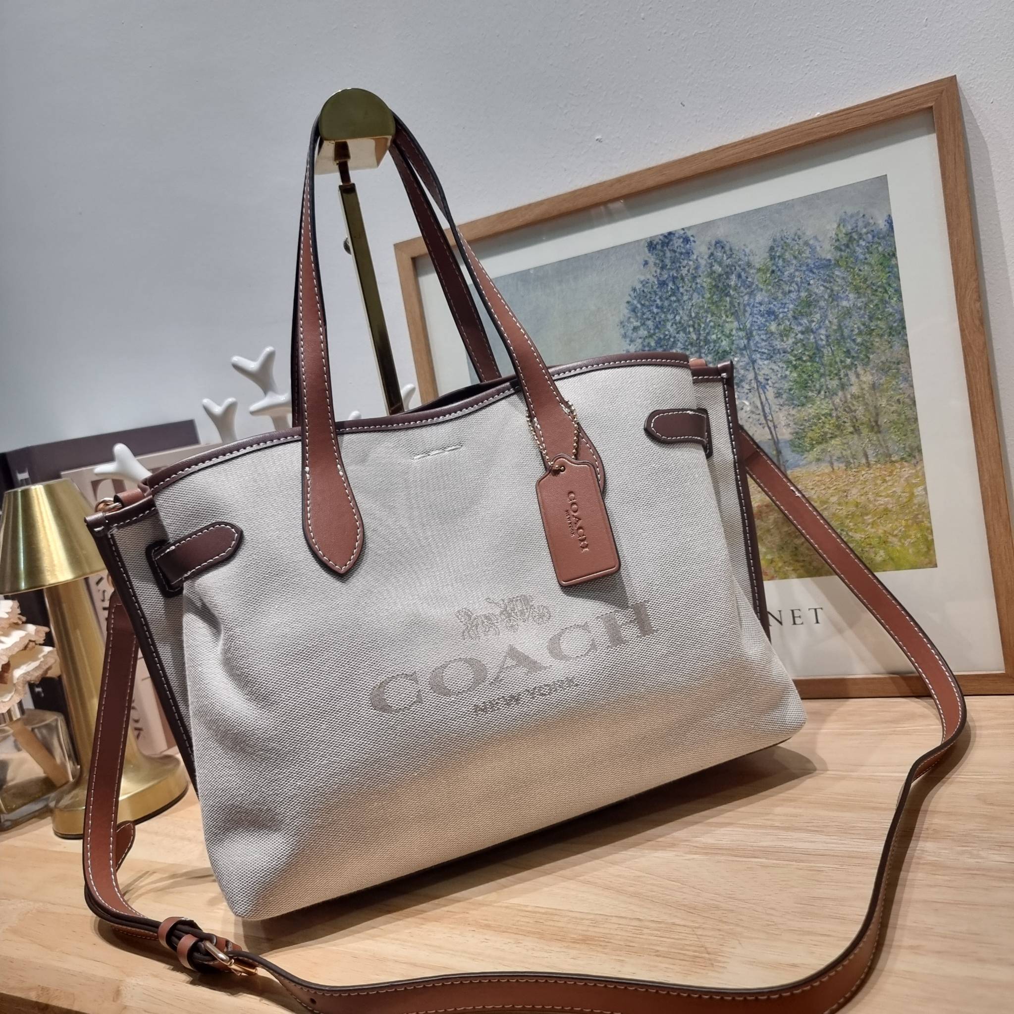 COACH CH189 HANNA CARRYALL น้องใหม่ เรียบหรู ดูแพง กับกระเป๋าถือ/สะพายทรงสวย โทนสีคลาสสิค ดีไซน์ตกแต่งสายคาดจับจีบข้างกระเป๋าเพิ่มดีเทล มาพร้อมหูจับในตัว