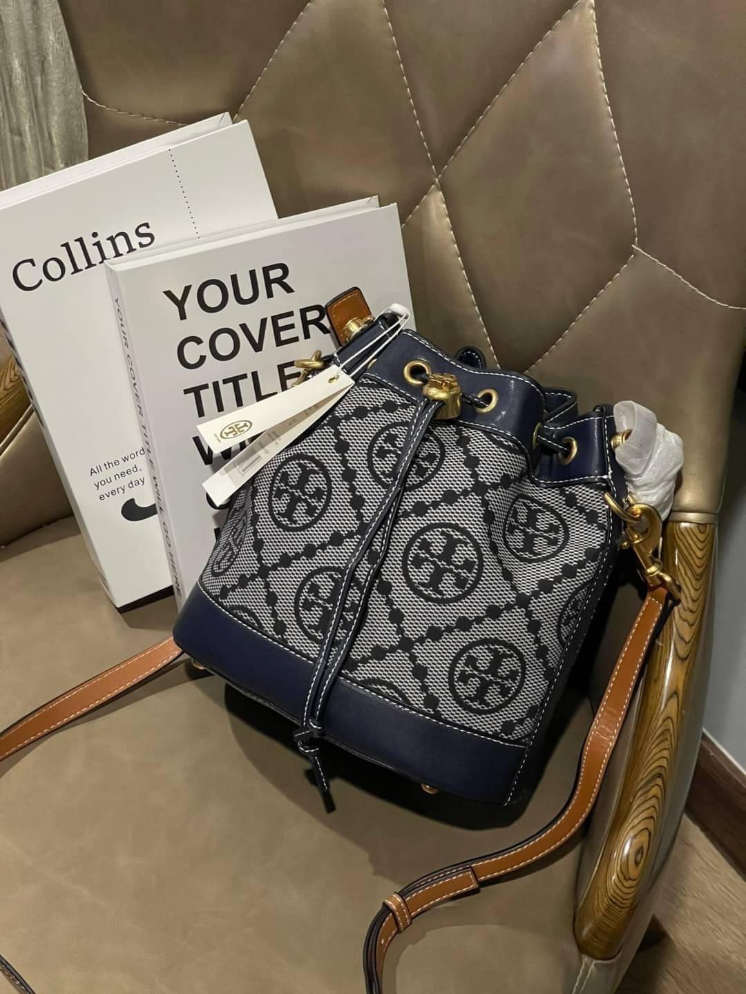 ของแท้ 💯% Tory Burch T Monogram jacquard bucket bag เปิดตัวกระเป๋า T MONOGRAM รุ่นใหม่ล่าสุดจาก TORY BURCH ครั้งแรกกับโมโนแกรม ที่ได้รับแรงบันดาลใจมาจากโลโก้สุดคลาสสิก