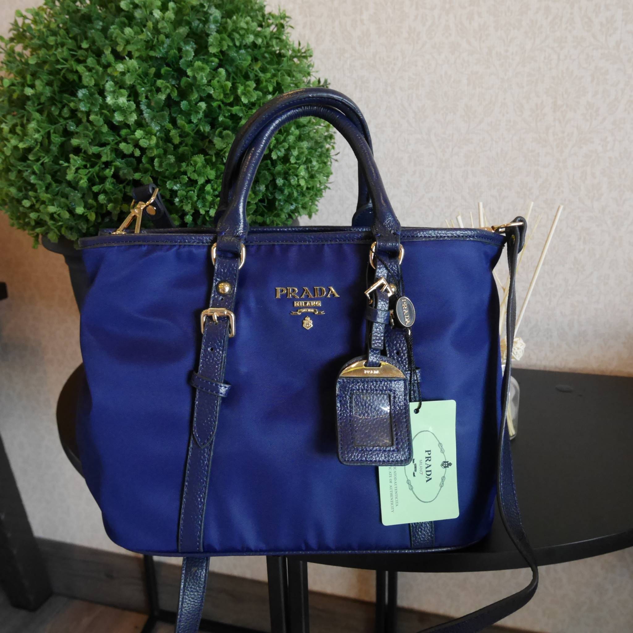 สาวๆที่มองหา กระเป๋าสะพายสวยเก๋ **ที่ใช้ได้ทุกวัน 👧👧 ทางร้าน ขอแนะนำ งานพรีเมี่ยมกิ้ฟ จากเคาเตอร์ต่างประเทศค่ะ รุ่น Limited edition ค่า กระเป๋าสะพาย จากแบรนด์ PRADA เป็น กระเป๋าผ้าไนล่อน สลับหนัง สะพายไหล่ได้ สามารถปรับระดับที่สายสะพายไหล่