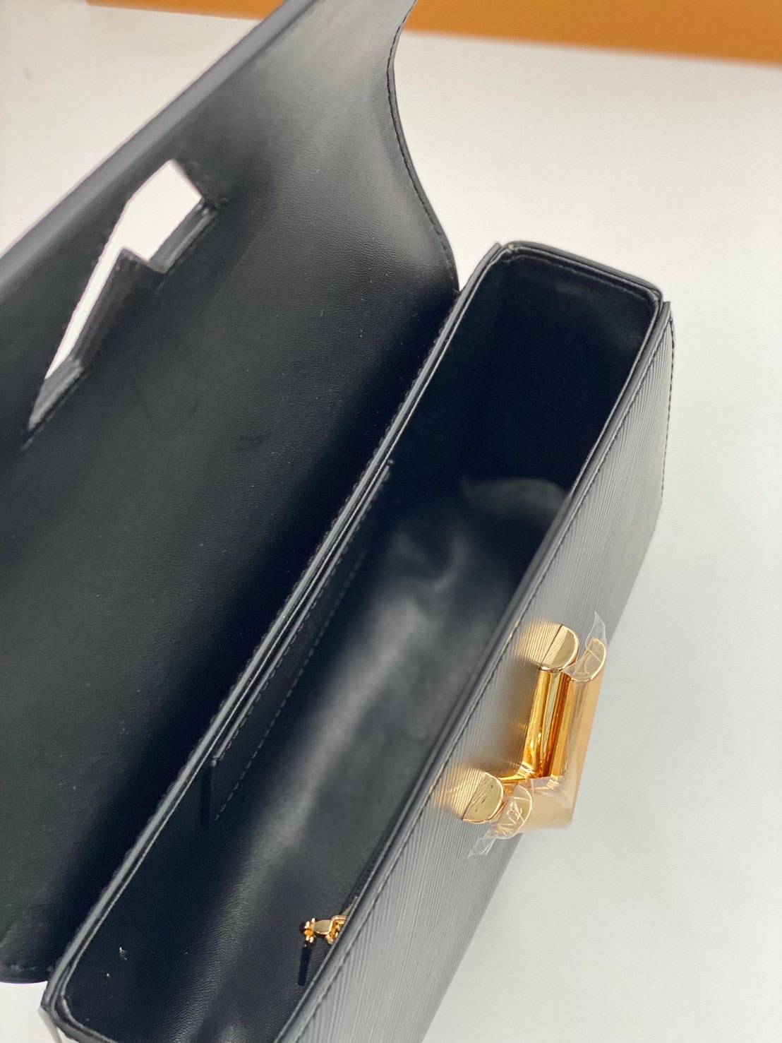 ORI หนังแท้ | LV Twist West Bag elongated shape in grained Epi leather กระเป๋าสะพาย/กระเป๋าถือ พร้อมสายโซ่ หนังลายเกรน Epi รูปทรงยาวและสง่างาม นำเสนอมุมมองใหม่สุดเท่ให้กับไอคอนของแบรนด์ ในหลากหลายเฉดสีทันสมัย