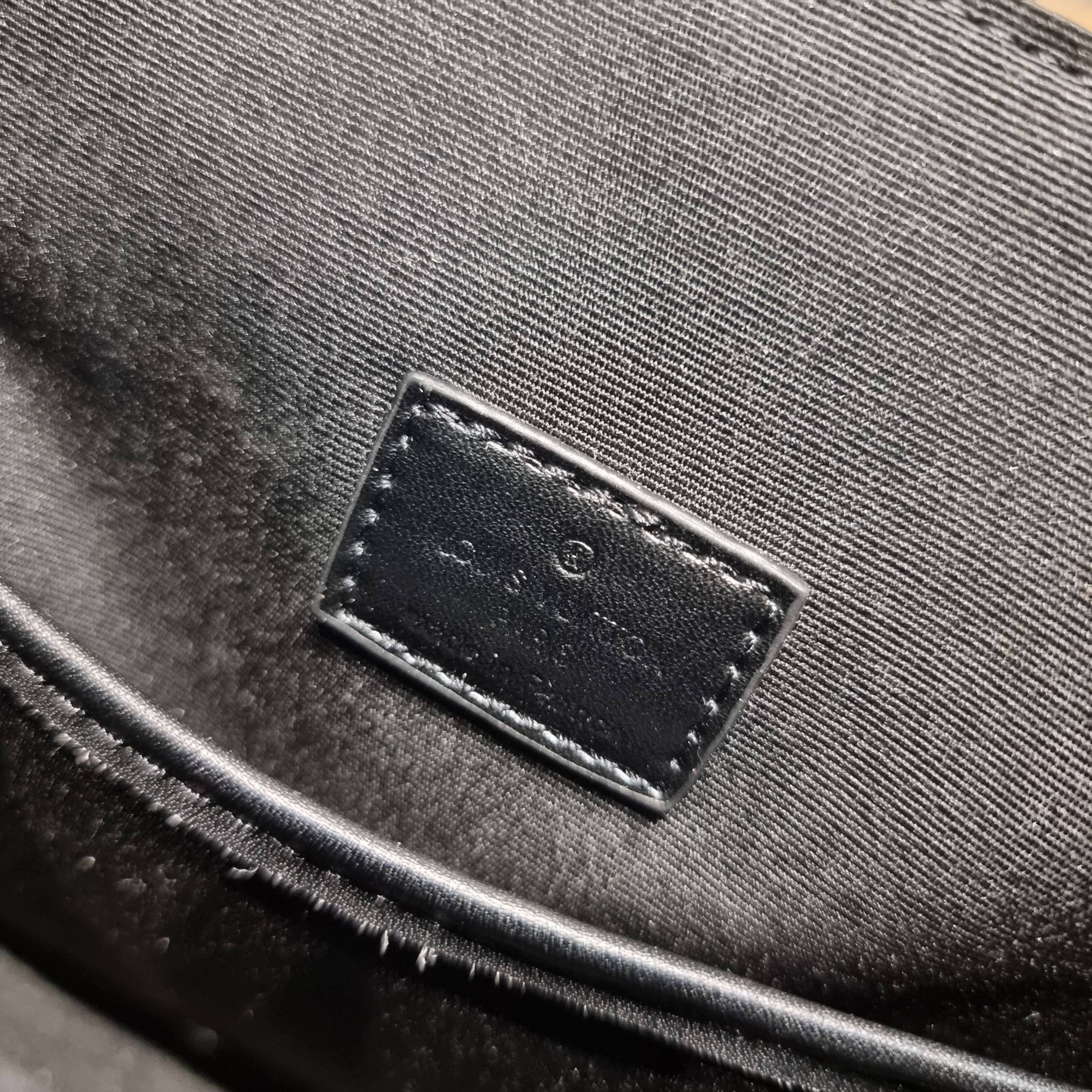 LV bass macassar monogram bag ของใหม่จัดให้หนุ่มๆ กับกระเป๋าสะพายทรงแมสเซ็นเจอร์ ไซส์กำลังดี เหมาะกับหนุ่มๆที่รักความคล่องตัว วัสดุหนังแคนวาสตัดสลับหนัง