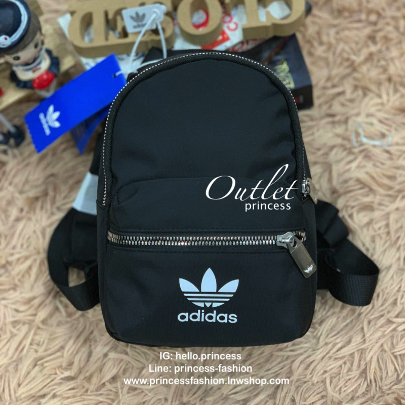 Adidas Nylon Mini Backpack กระเป๋าเป้สะพายหลัง ขนาดmini เปิดซิปเดียวด้วยวัสดุNylon น้ำหนักเบา เปิดปิดด้วยหัวซิปเดียว ภายในใส่กระเป๋าสตางค์ยาวได้ เพิ่มช่องซิปด้านหน้าอีก1ช่อง อีกหนึ่งตัวเลือกของสาวๆที่กำลังมองหาเป้ขนาดมินิไปเที่ยวเลยคร้า!!