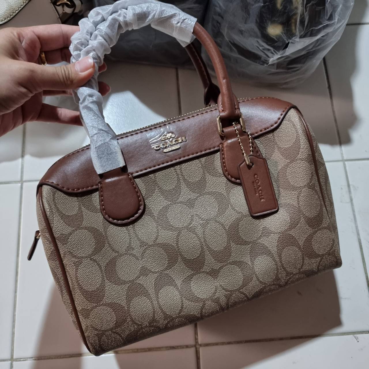 OUTLET ของแท้ 💯% 】COACH F32203 MINI BENNETT SATCHEL IN SIGNATURE CANVAS กลับมาอีกครั้ง!! กับกระเป๋าทรงหมอนยอดฮิต 🥳 มีกี่สีก็ขายหมด วัสดุหนังแคนวาสเคลือบลาย ทรงสวยใช้งานได้ทุกโอกาส