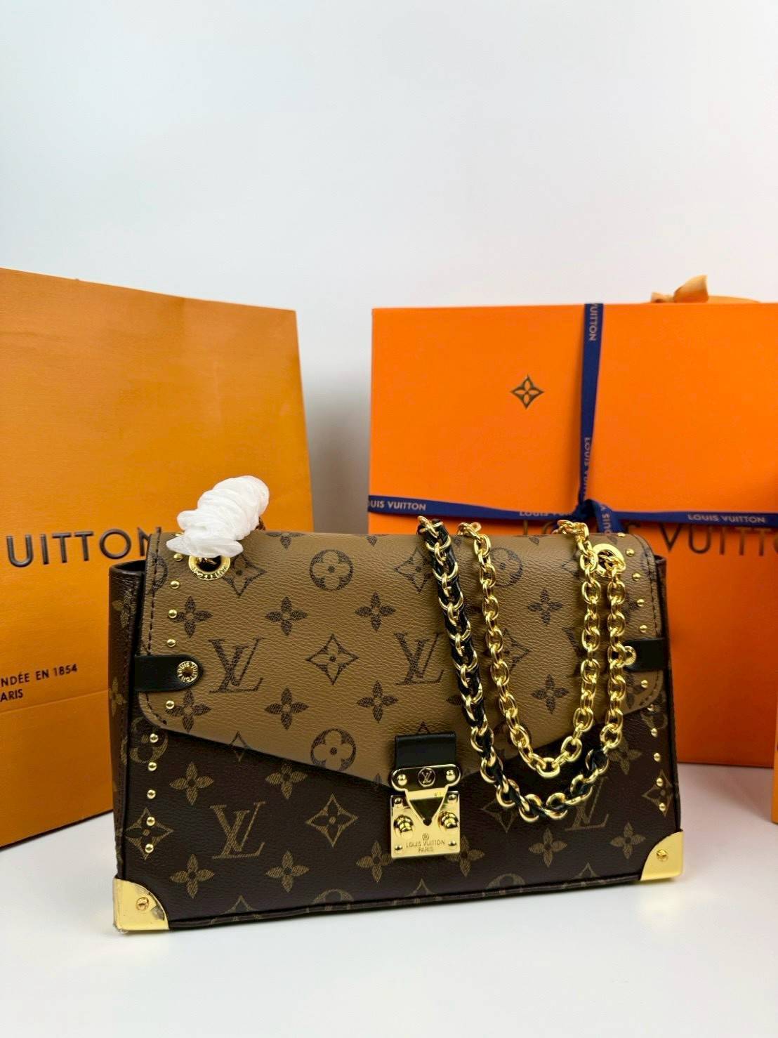 ORI หนังแท้ | LV Trunkie bag กระเป๋าสะพายรุ่นใหม่ ดีไซน์ร่วมสมัยโดดเด่นด้วยมุมโลหะ เฉลิมฉลองเอกลักษณ์ที่สืบทอดมาอย่างยาวนาน ผสานฟังก์ชันการใช้งานเข้ากับความหรูหรา