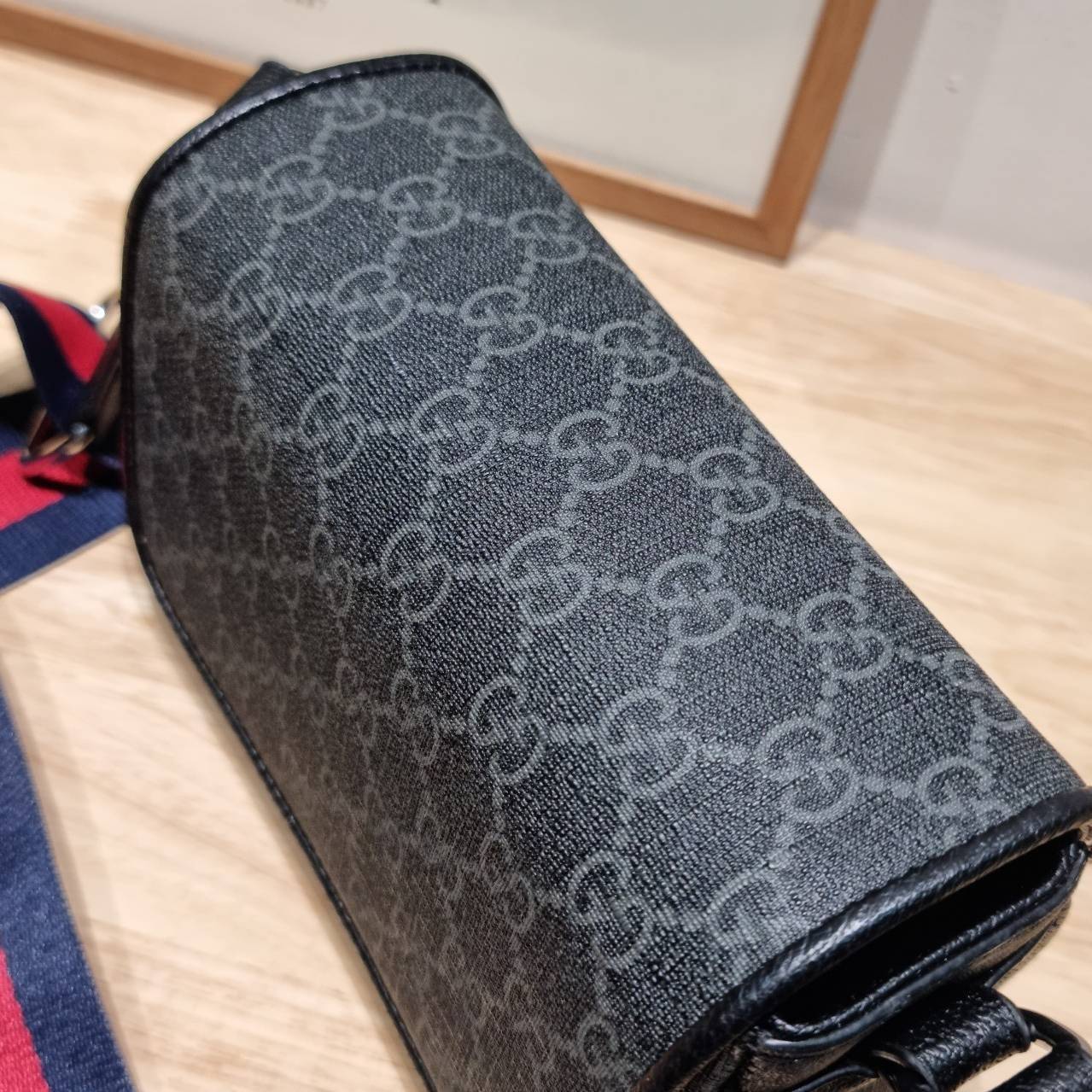 GUCCI GG Black mini bag กระเป๋าครอสบอดี้ที่สะพายได้ทุกโอกาส สีดำคลาสสิก กว่าสีนี้จะมาคือรอนานมาก เป็นหนึ่งสีสุดฮอตที่หายากสุดๆ มาในรุ่นสปอร์ต ทรงกะทัดรัด ขนาดกำลังดีพกพาสะดวก