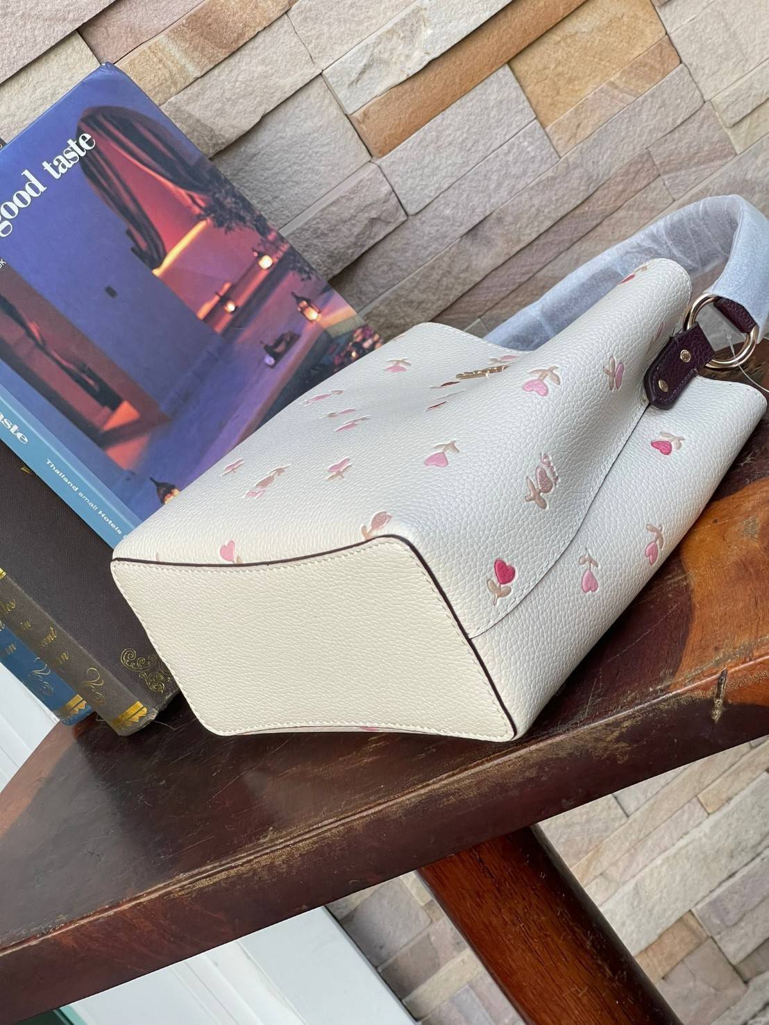 OUTTLET 】COACH SMALL TOWN BUCKET BAG IN SIGNATURE WITH Heart floral print สำหรับสาวแฟชั่นที่ชอบรายละเอียดชิคๆ ดีไซน์สุดเก๋ แนะนำเลยสำหรับกระเป๋าทรงบักเก็ตใบนี้ เชื่อว่าสาว ๆ หลายคนชื่นชอบ เป็นไอเทมที่สามารถแมทช์ได้กับเสื้อหลากหลายสไตล์ บรรจุของได้เยอะโดยท