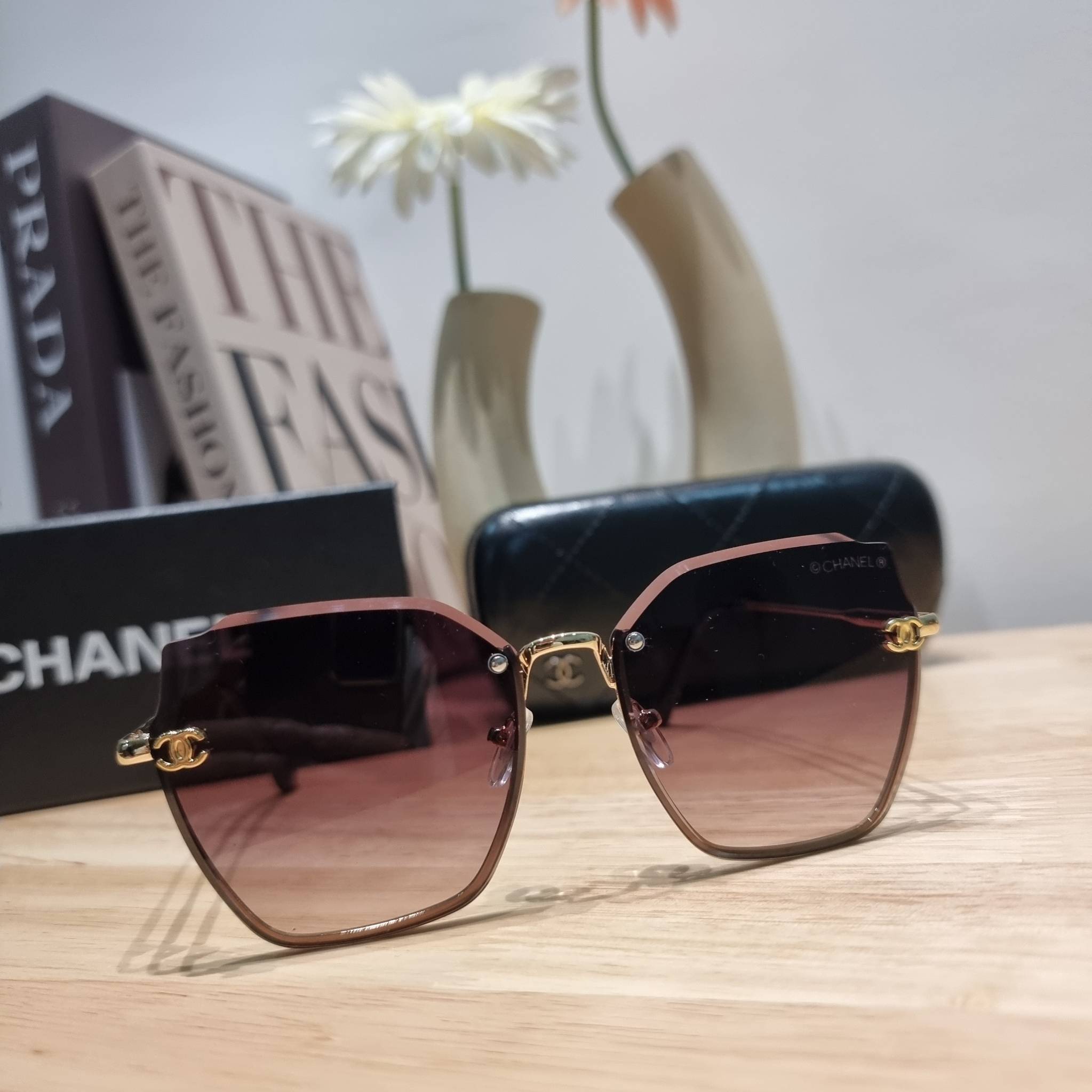 Chanel Sunglasses UV protection gift Box set สุดคุ้ม มาพร้อมอุปกรณ์ครบเซ็ท ดีไซน์ชิคมากแม่!! รับรองไม่ซ้ำใคร ใส่เสริมโหงวเฮ้ง ดูผู้ดี มีพกติดตัวไว้ไม่ตกเทรนด์ ใช้ได้ทุกโอกาส