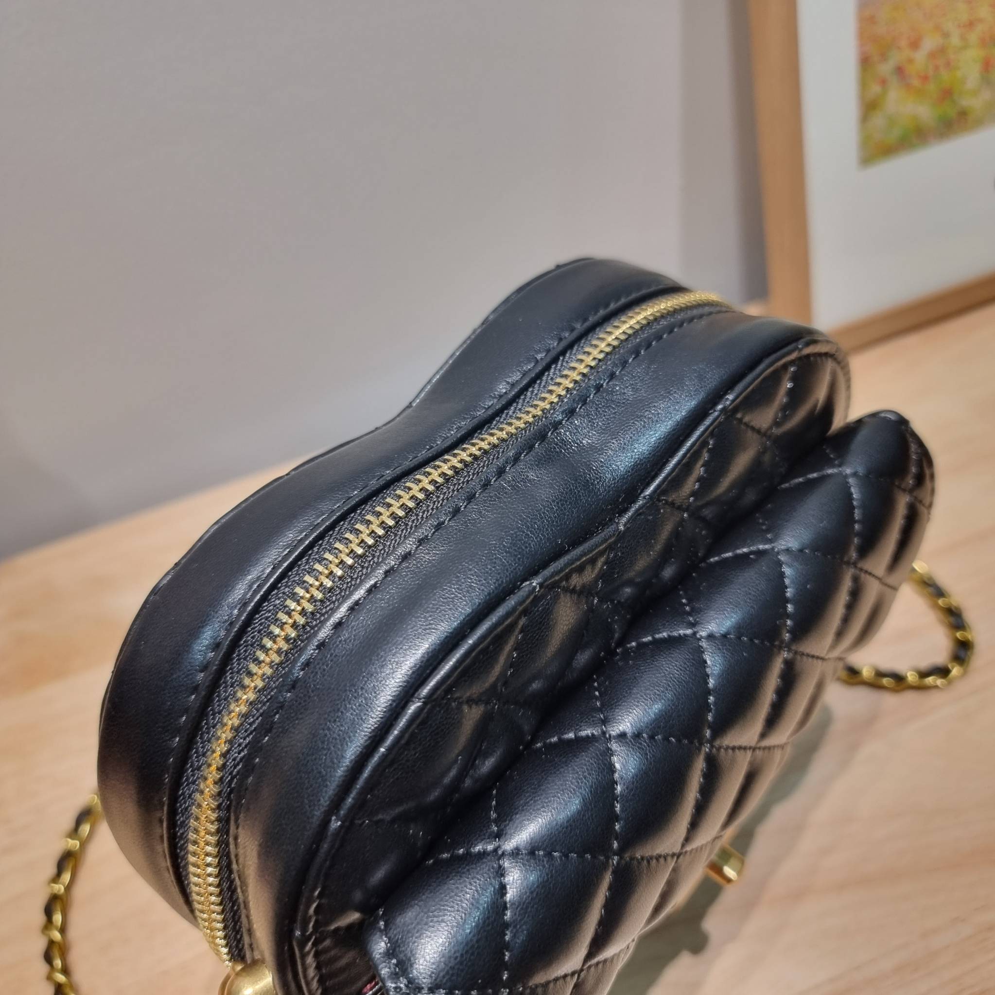 CHANEL Heart Bag Lambskin & Gold-Tone Meta สวยมาก มงลงมาก!! กระเป๋าสะพายสุดคิ้วท์ ที่ดีไซน์รูปทรงหัวใจไม่ซ้ำใคร น่ารักทุกสี น่าใช้ไปเลยแม่!! วัสดุหนังแกะฟอกสี เปิด-ปิดด้วยซิป ด้านหน้ามีช่องเก็บของจุกจิก ภายในเป็นช่องโล่ง ใส่มือถือ ใส่กระเป๋าสตางค์สั้นได้ 