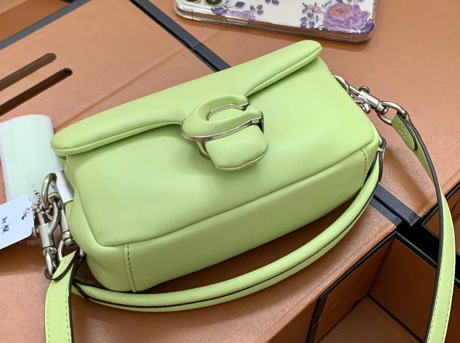 น้องสวยมากก สินค้าจริงสวยกว่าในรูป ไม่จกตาค่ะ! COACH PILLOW TABBY SHOULDER BAG 18 ((C3880)) 📣 พร้อมส่งที่ไทย คุณภาพเกินราคา! กระเป๋าหิ้ว//สะพายแบบครอสบอดี้ร์ 🔺หนัง nappa อย่างดี หนานิ่ม นุ่มมากๆ หลงรักน้องแน่นอน ✔️ใช้โลโก้แบรนด์รุ่น